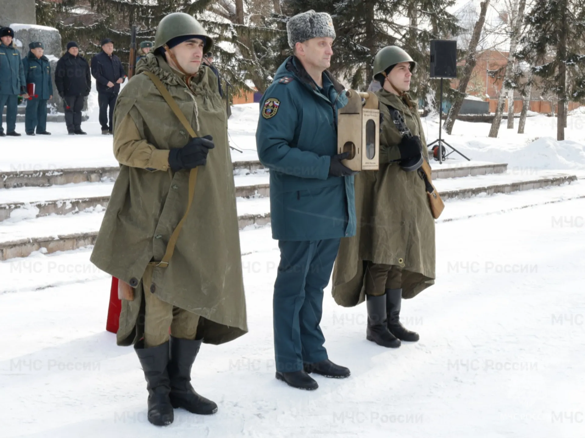 Частицу Вечного огня приняли спасатели Алтайского края Частицу Вечного огня приняли спасатели Алтайского края