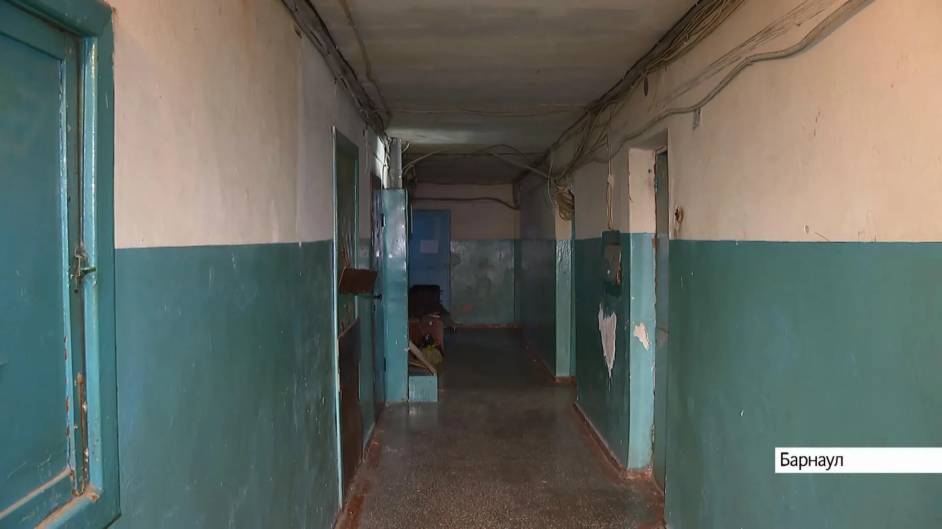 Десять лет до новой крыши. Жителей Барнаула уже несколько недель заливает водой с потолка