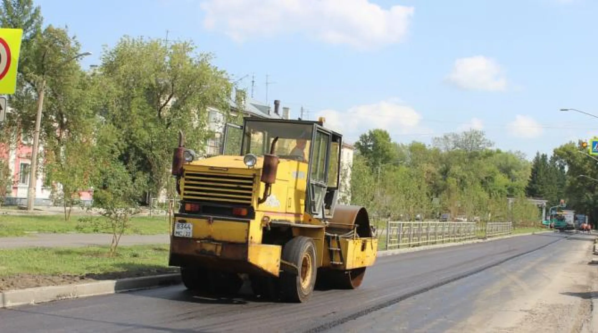 Укладку верхнего слоя асфальта завершают на улице Профинтерна в Барнауле Укладку верхнего слоя асфальта завершают на улице Профинтерна в Барнауле