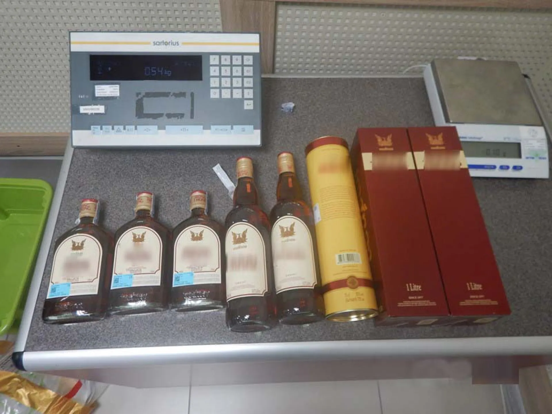 9 бутылок алкоголя и коралл: запрещённую продукцию выявили таможенники у алтайских туристов