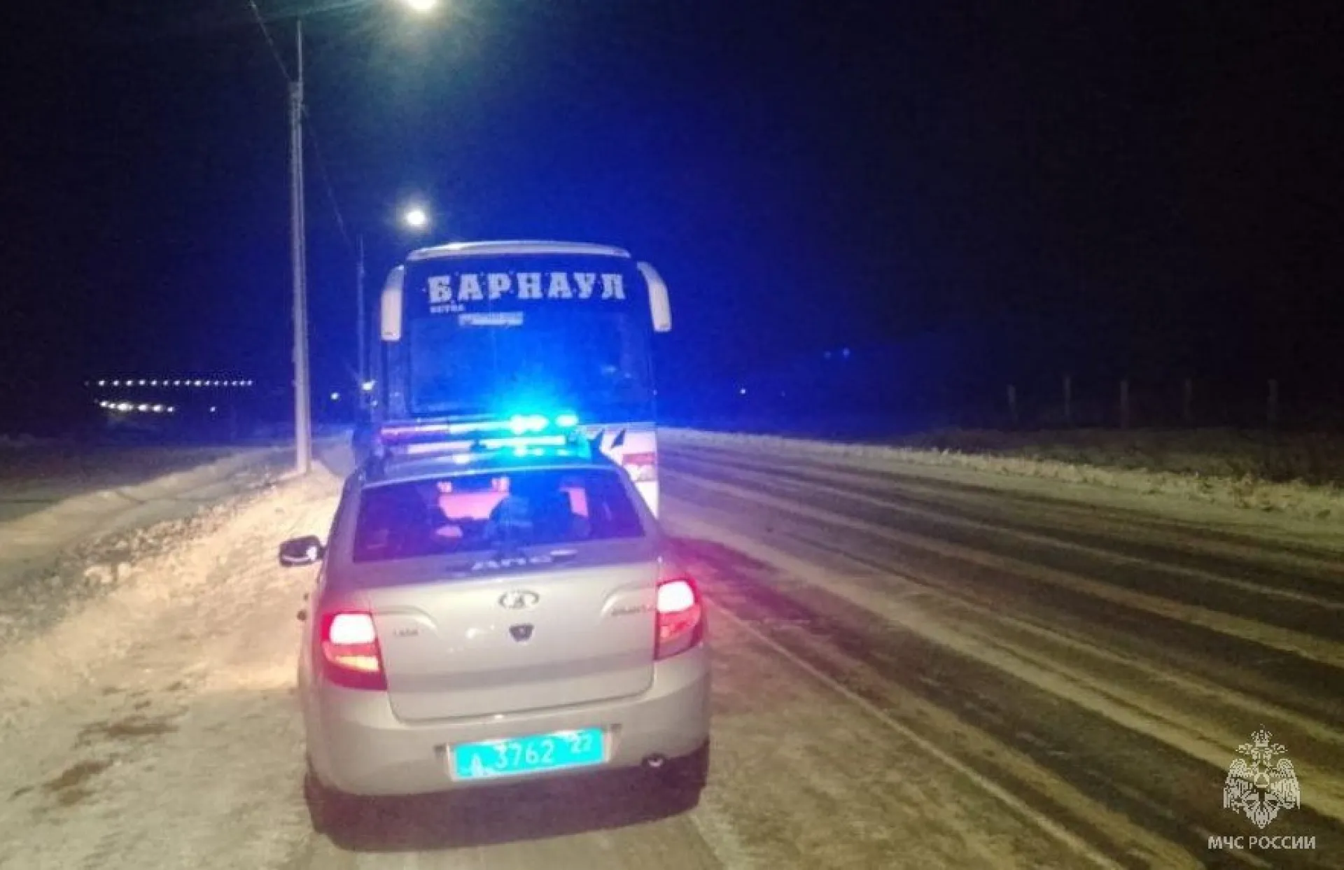 Пассажирский автобус сломался на трассе в Алтайском крае