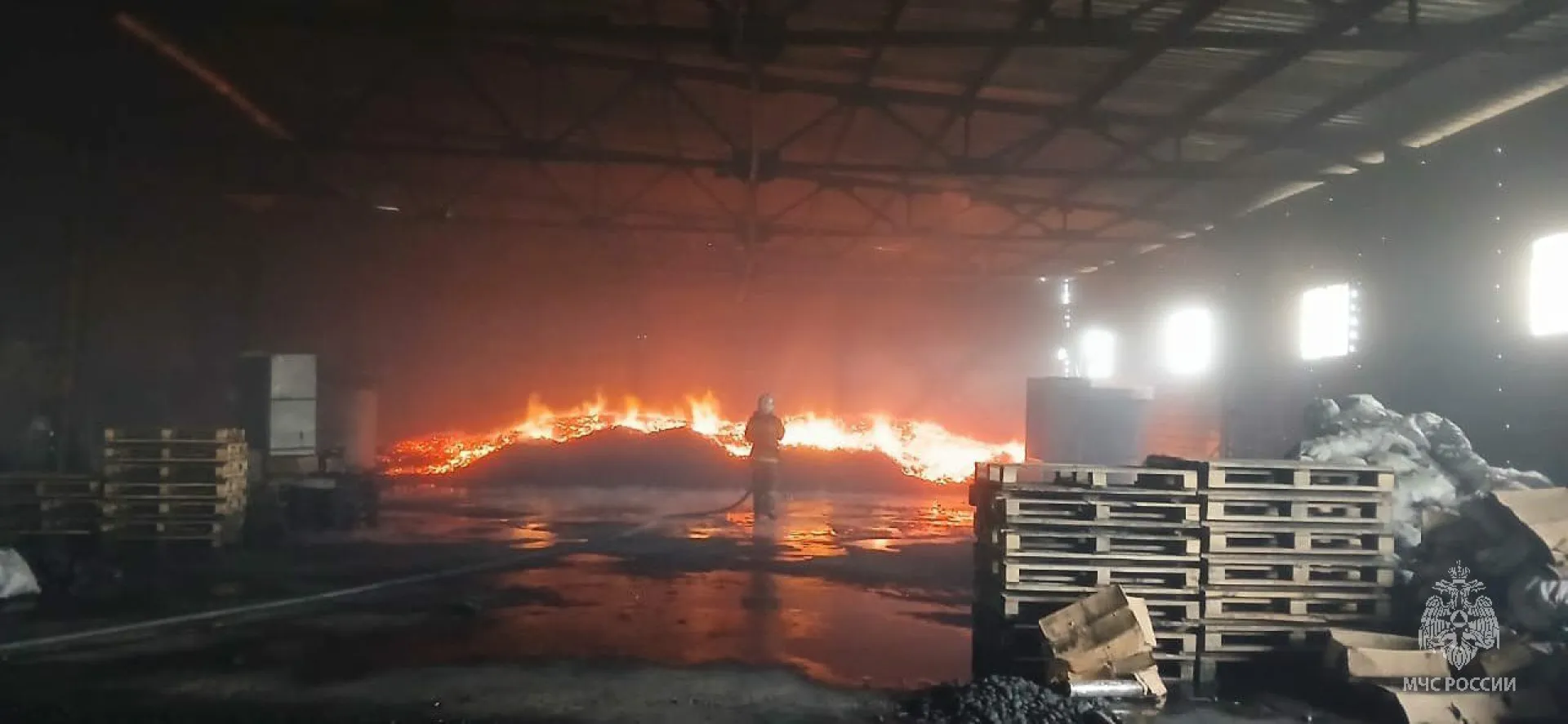 Крупный пожар произошел на складе в Троицком районе
