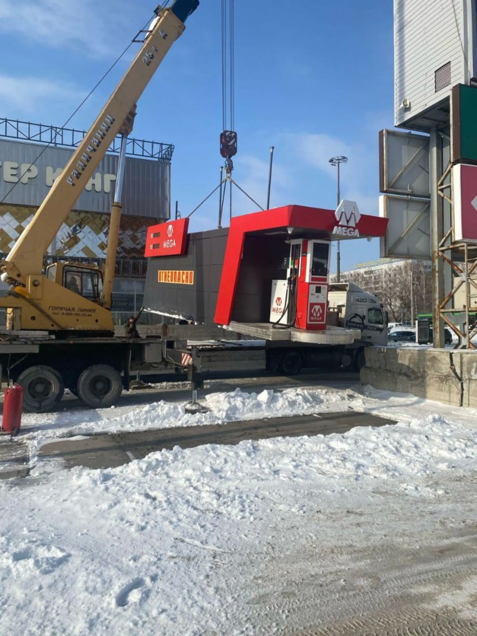 Опасную автозаправку демонтировали возле одного из торговых центров в Барнауле Опасную автозаправку демонтировали возле одного из торговых центров в Барнауле