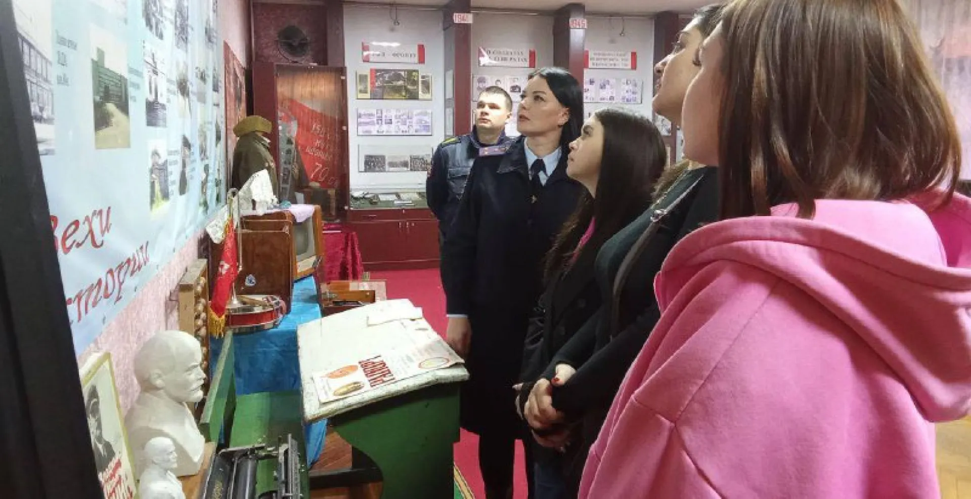 Студенты Тальменского технологического техникума вместе с транспортными полицейскими посетили выставку «Герои спецоперации» Студенты Тальменского технологического техникума вместе с транспортными полицейскими посетили выставку «Герои спецоперации»
