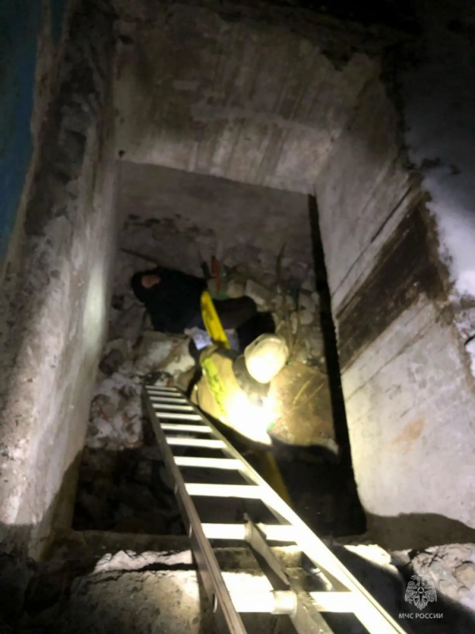 Мужчина провалился в подвал в Шелаболихинском районе Мужчина провалился в подвал в Шелаболихинском районе
