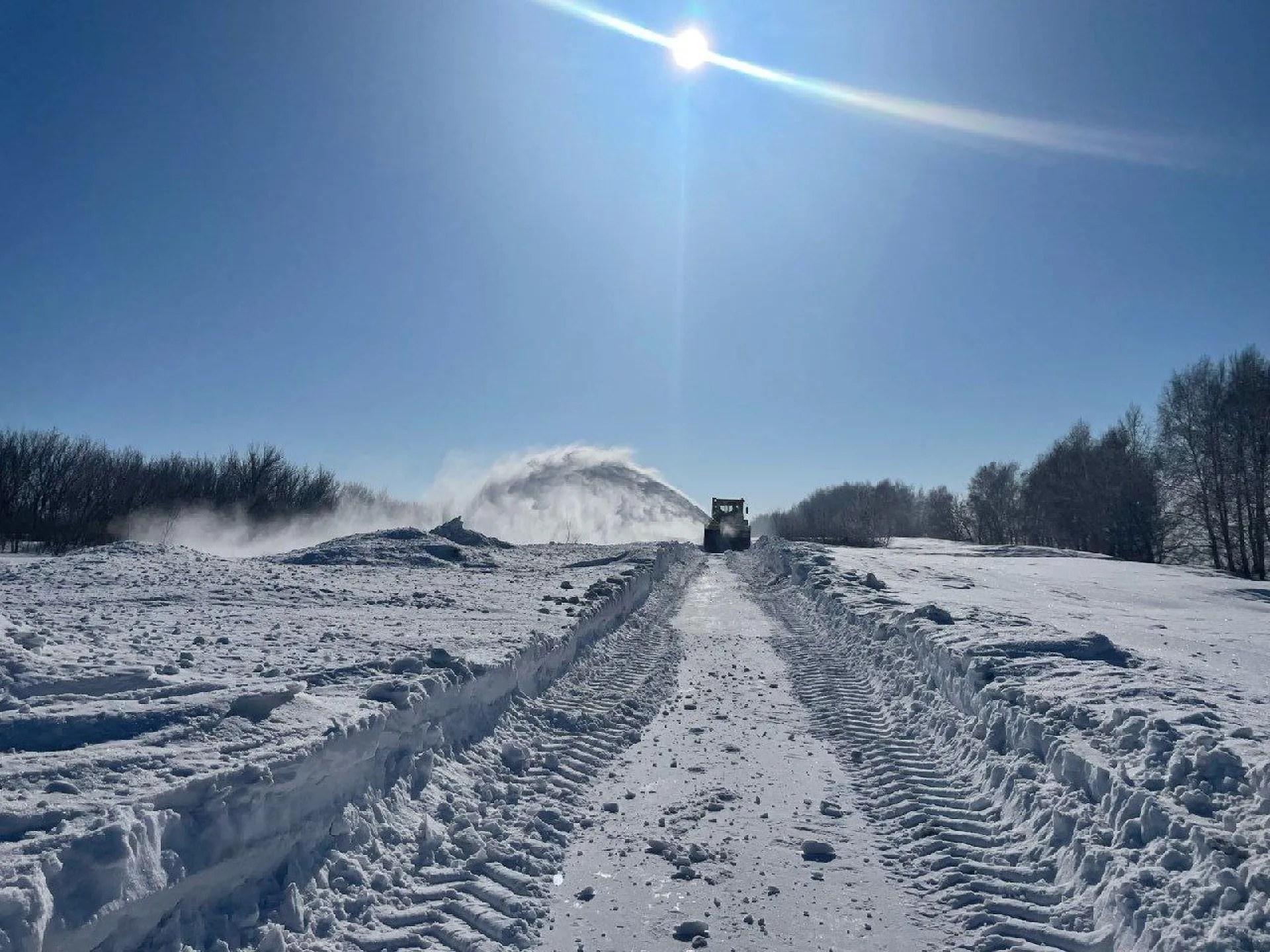 Дорожники Алтайского края продолжают устранять последствия снегопада Дорожники Алтайского края продолжают устранять последствия снегопада