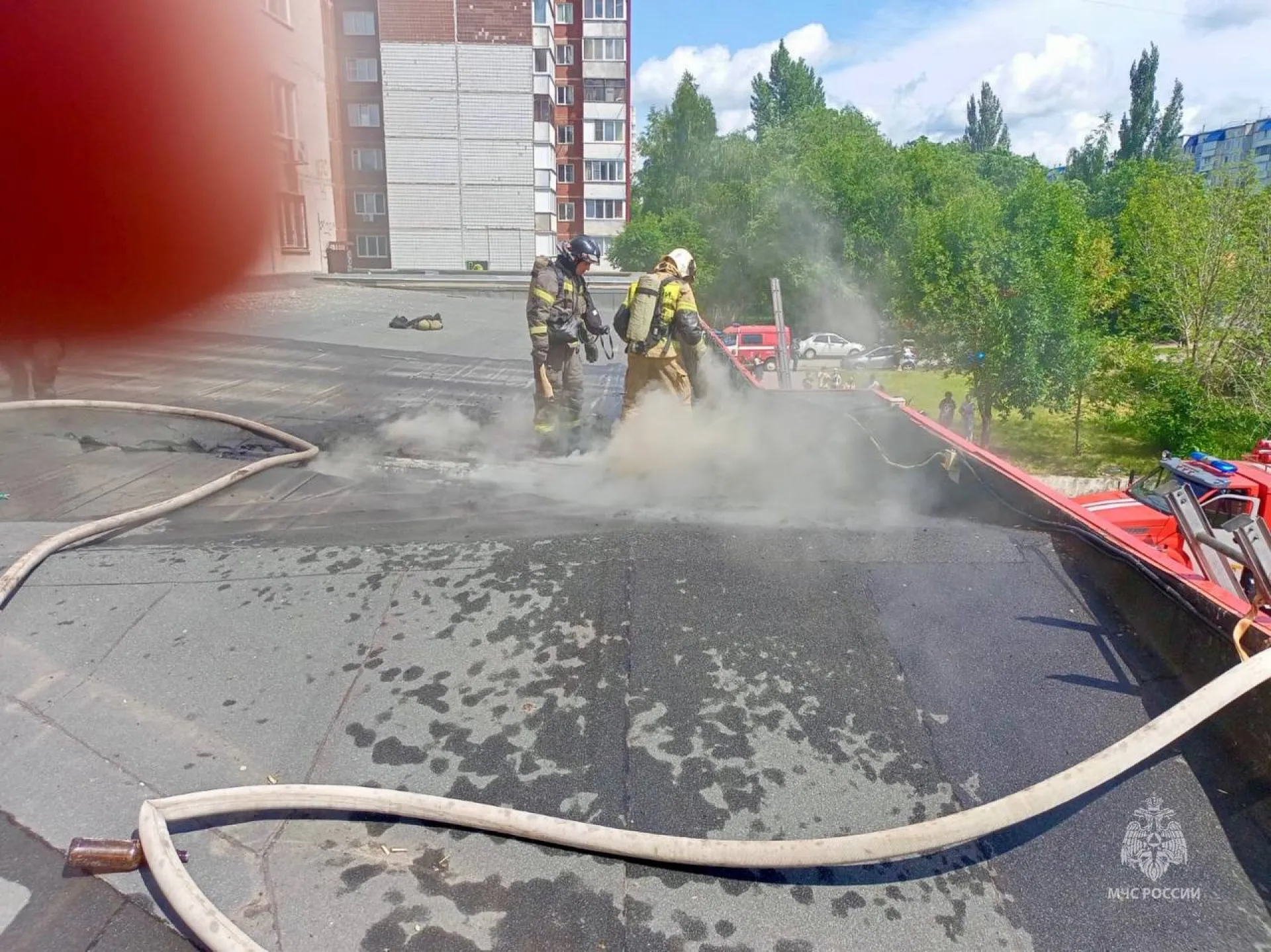 Супермаркет загорелся в Барнауле из-за брошенного окурка 