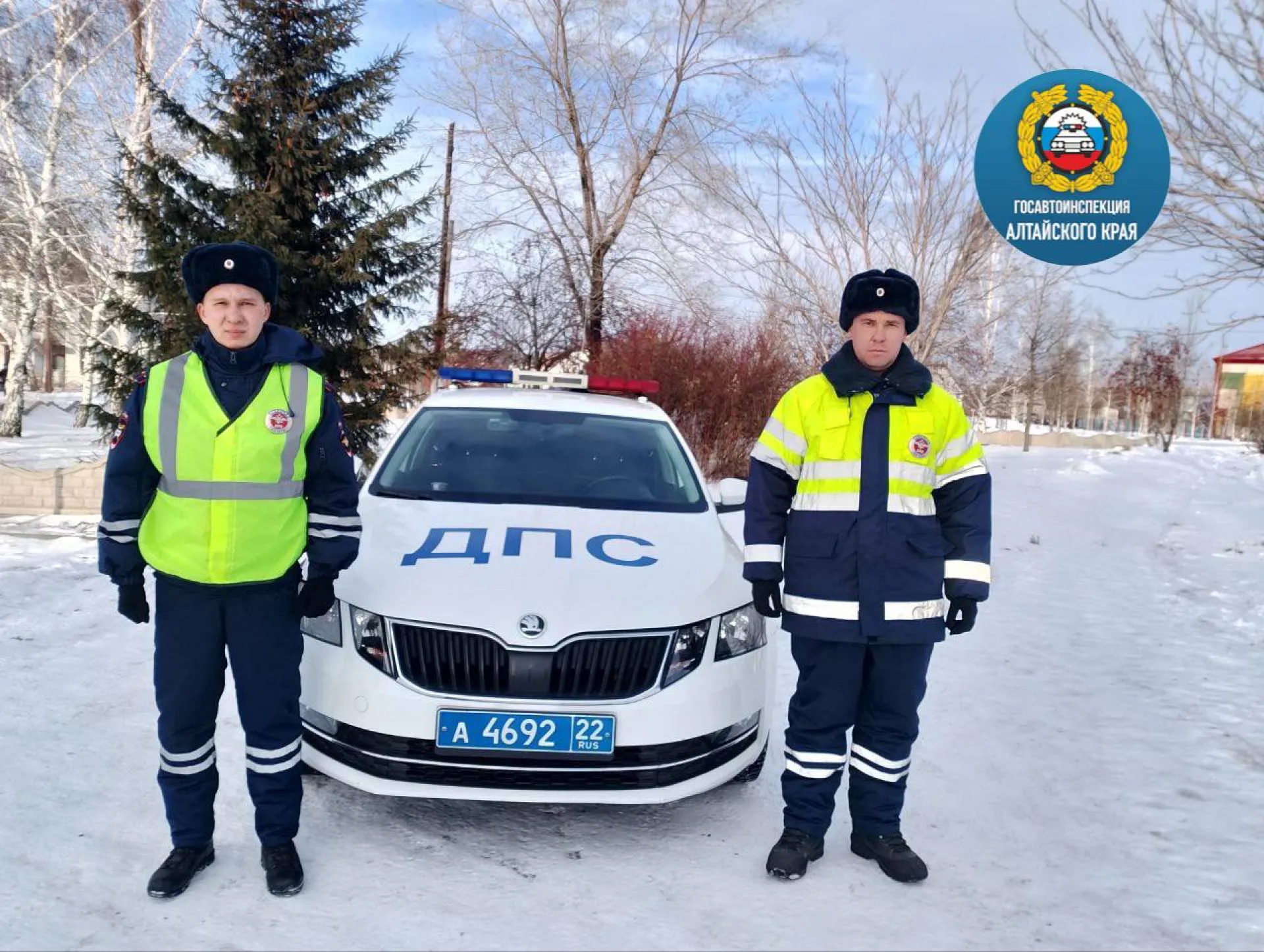 Замерзающую женщину спасли сотрудники ДПС в Алтайском крае