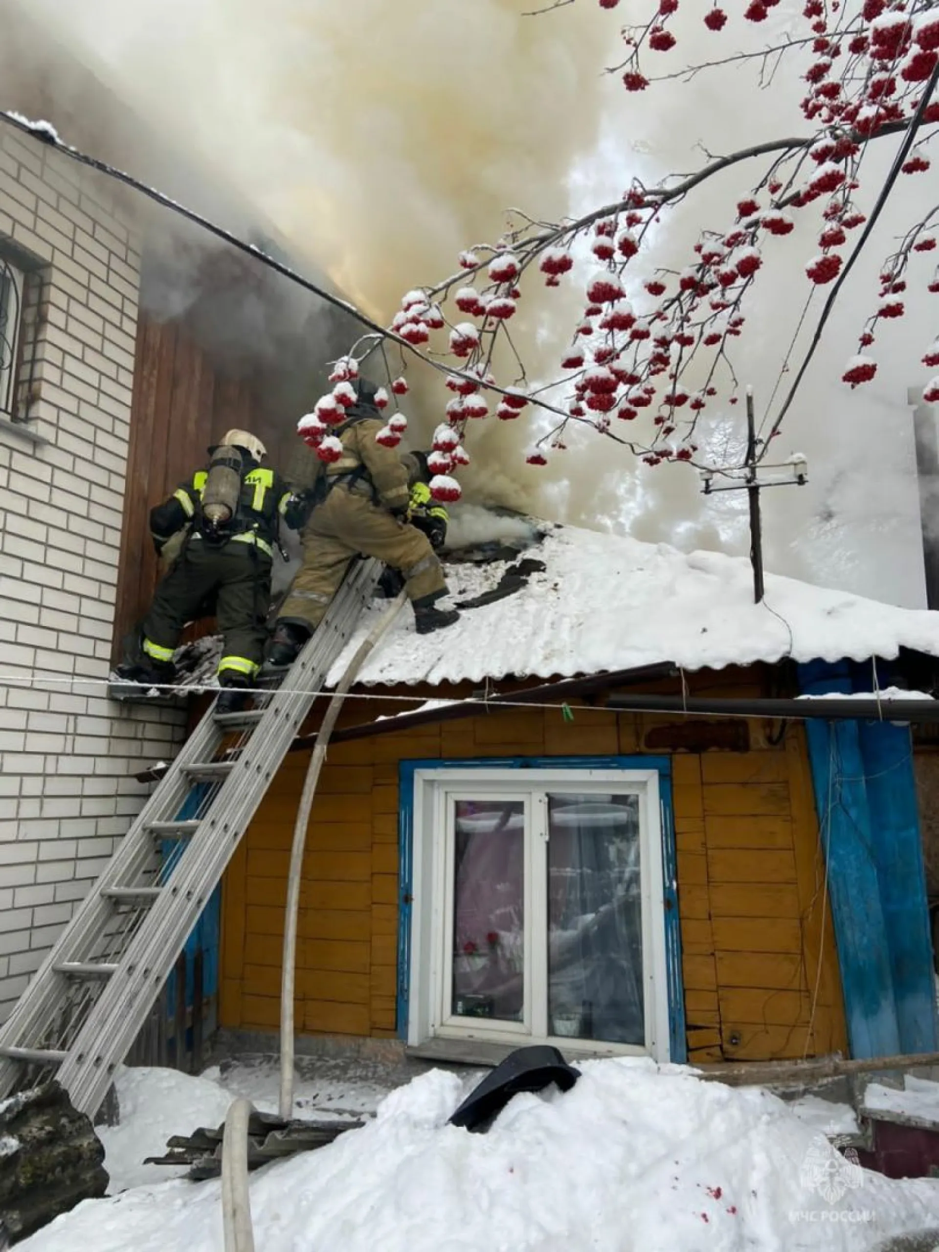 Частный дом загорелся в Барнауле