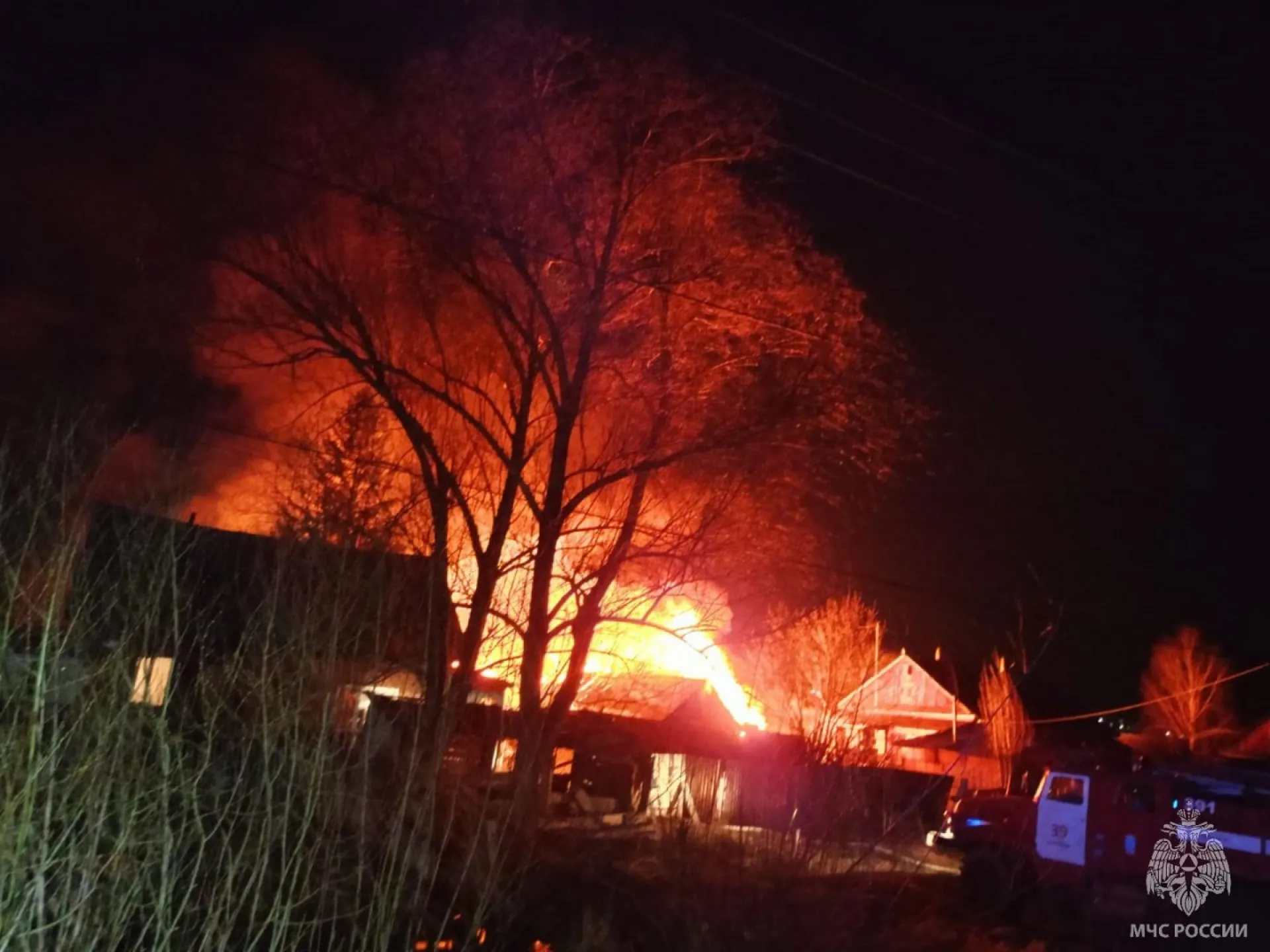 Крупный пожар потушили в Заринске Крупный пожар потушили в Заринске