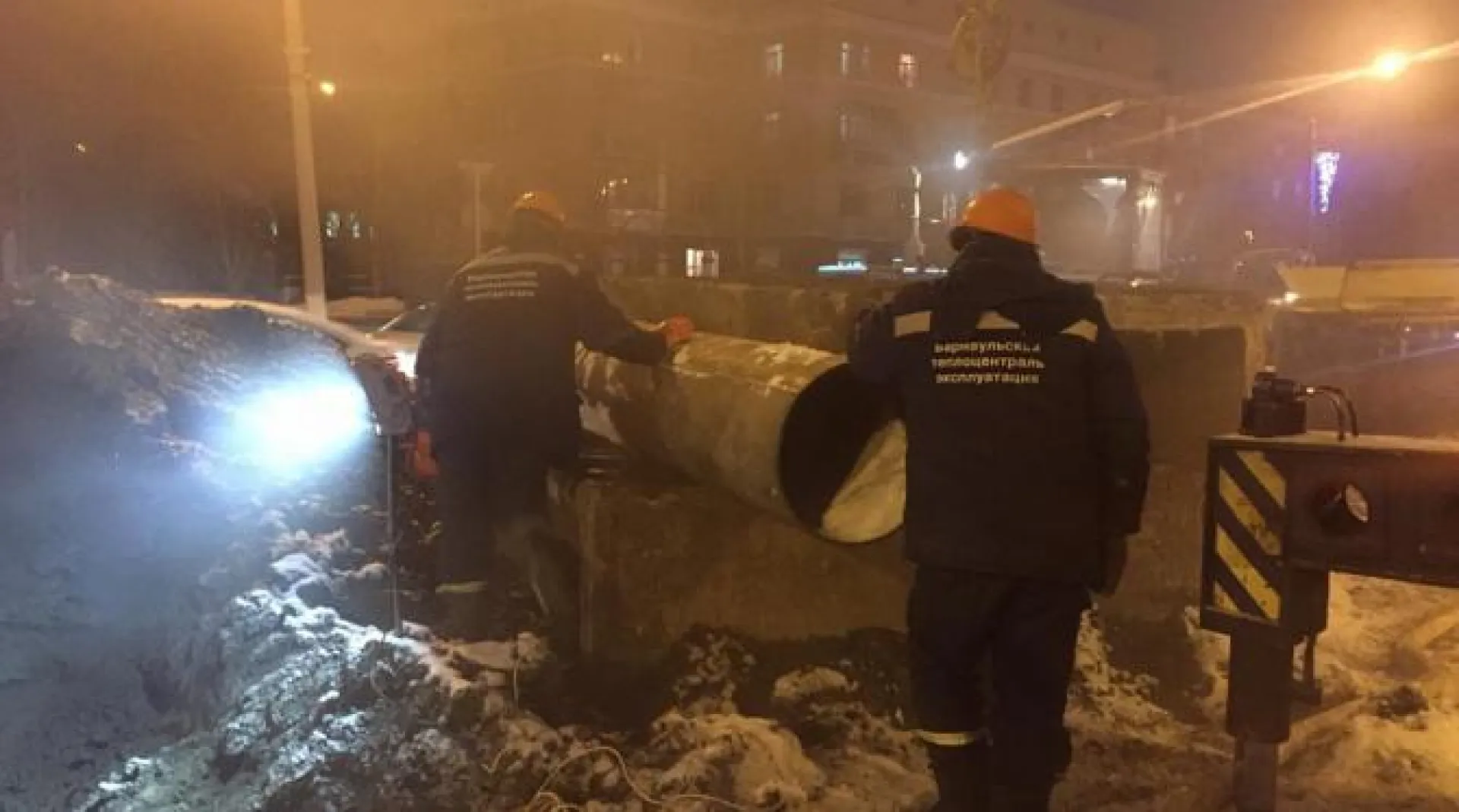 Порывы на теплосети устранили в центре Барнаула