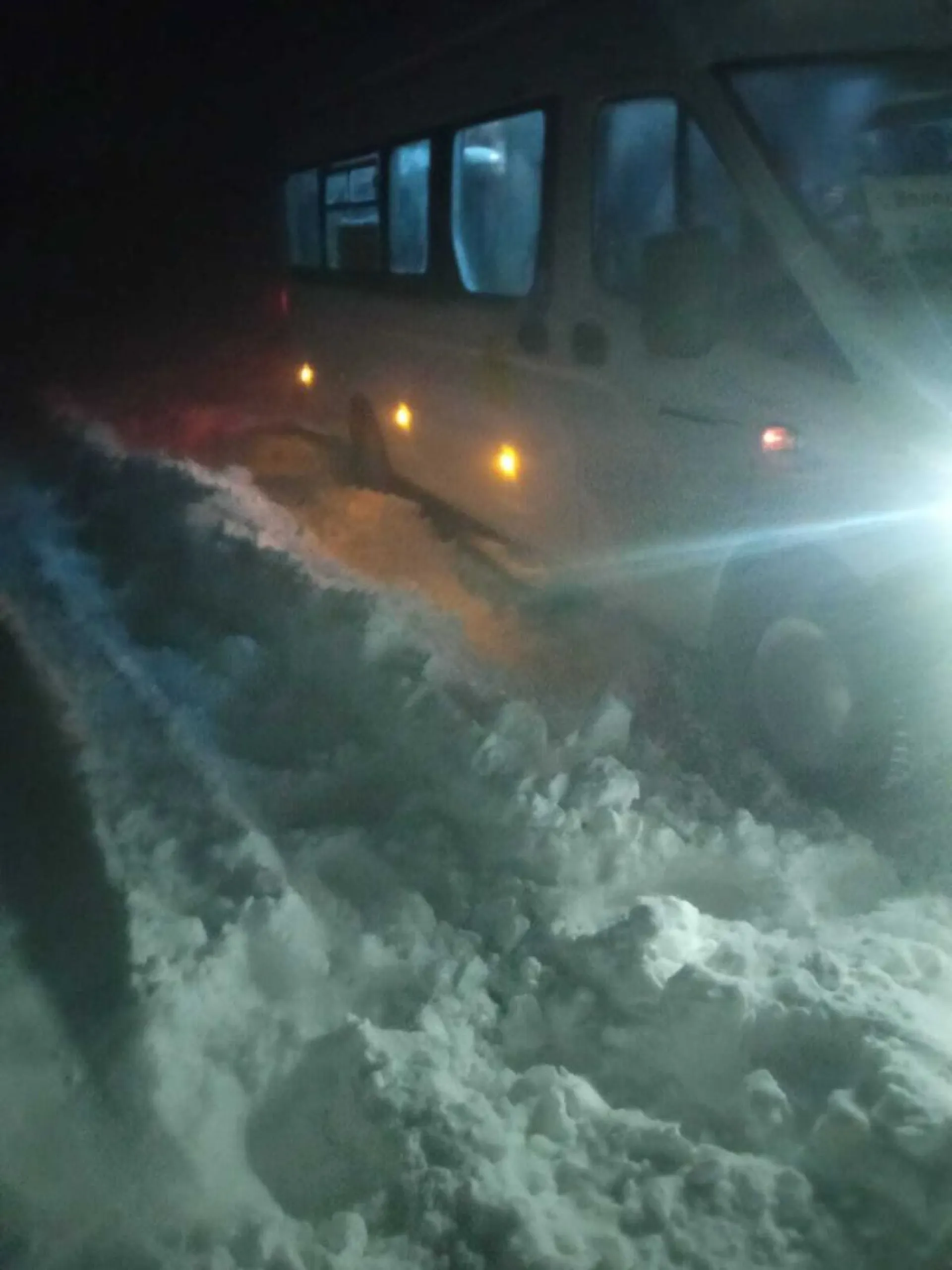 Пассажирский автобус застрял на трассе в Алтайском крае