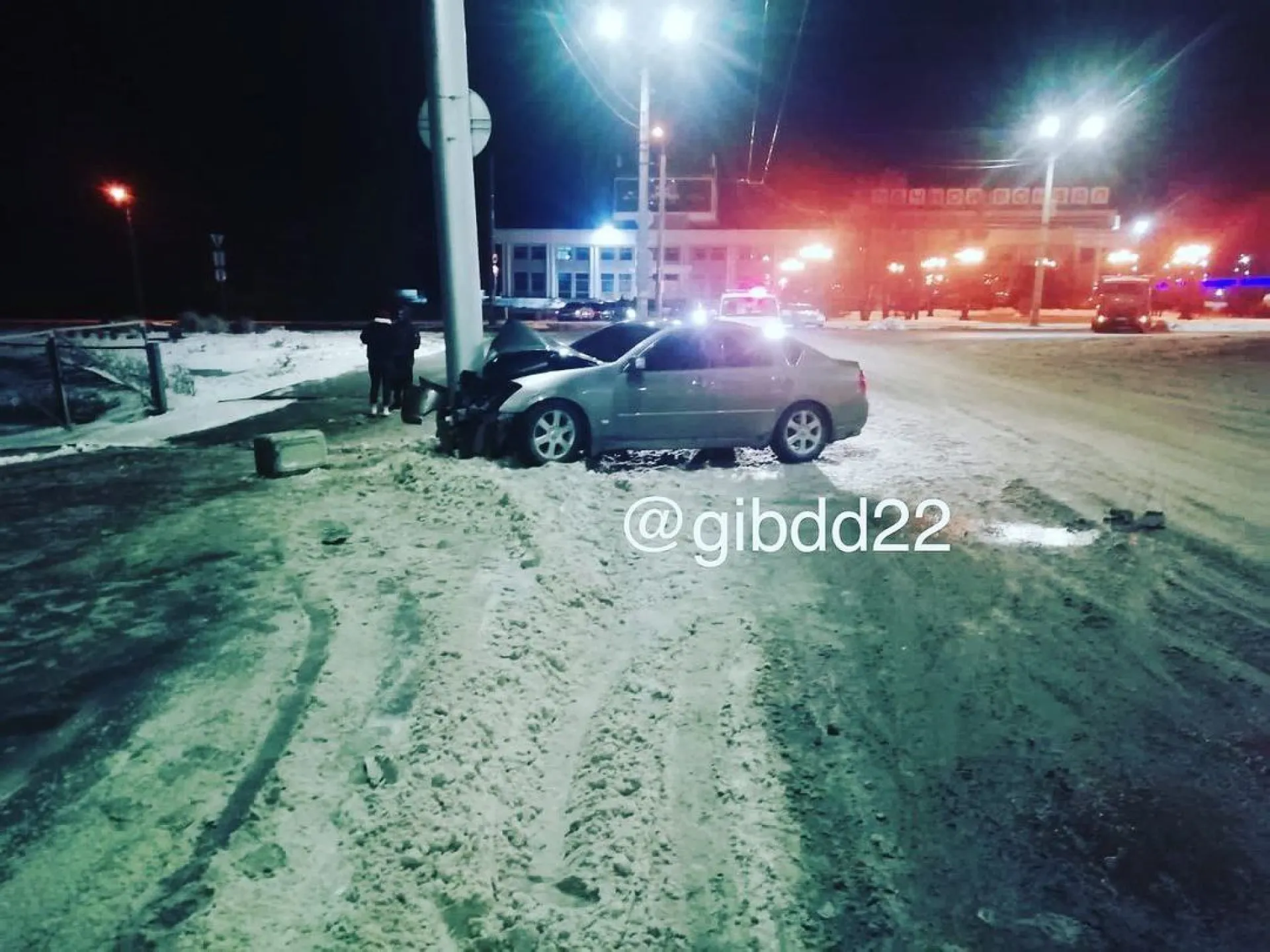 В Барнауле водитель врезался в столб на популярном месте для дрифта В Барнауле водитель врезался в столб на популярном месте для дрифта