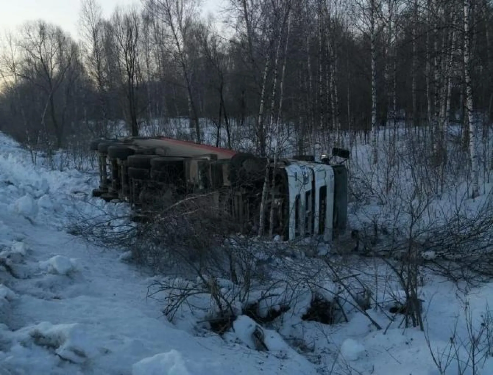 Водитель КамАЗа уснул за рулем и слетел с дороги в Алтайском крае Водитель КамАЗа уснул за рулем и слетел с дороги в Алтайском крае