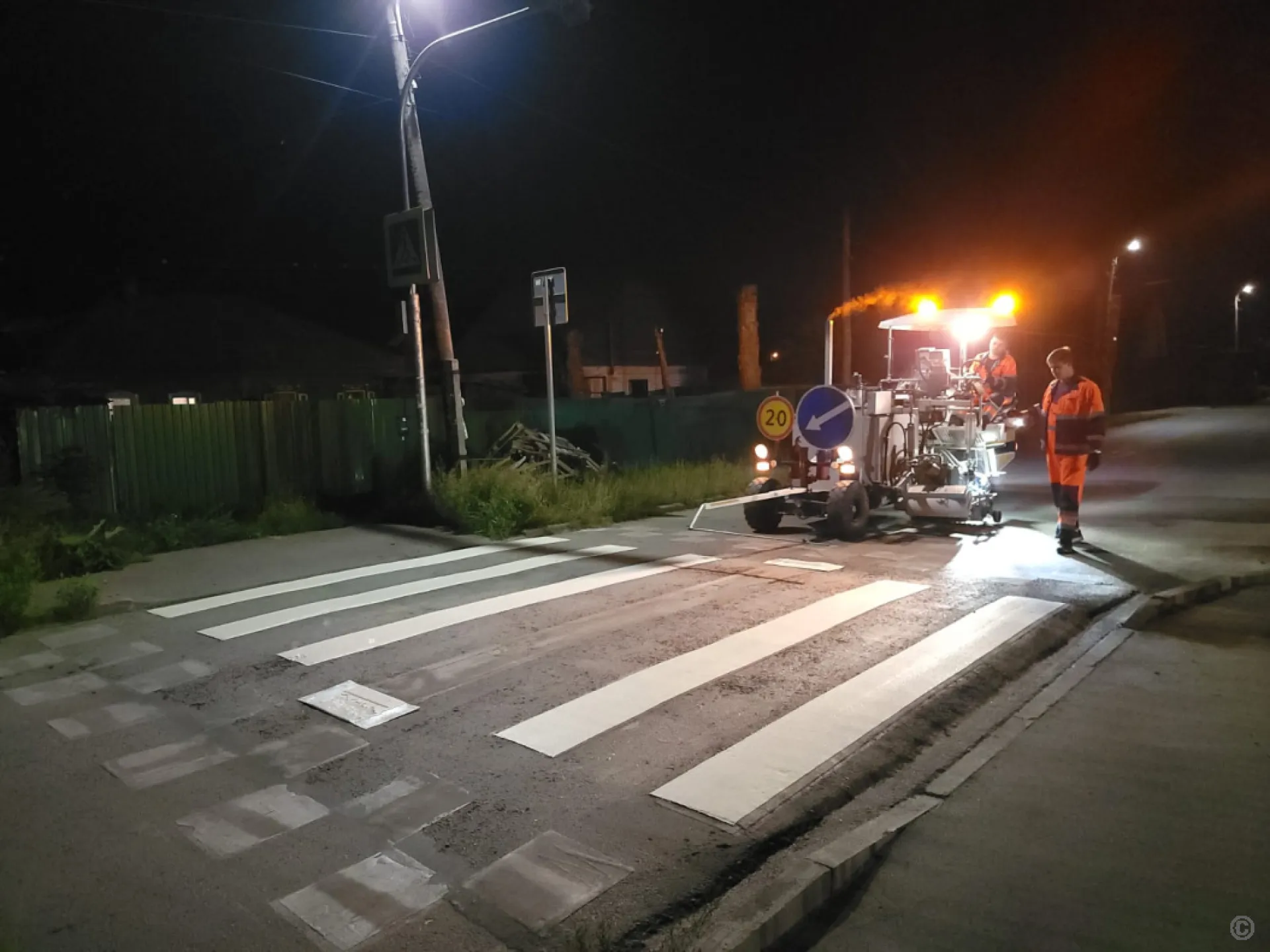 Дорожную разметку на пешеходных переходах возле школ обновляют в Барнауле Дорожную разметку на пешеходных переходах возле школ обновляют в Барнауле