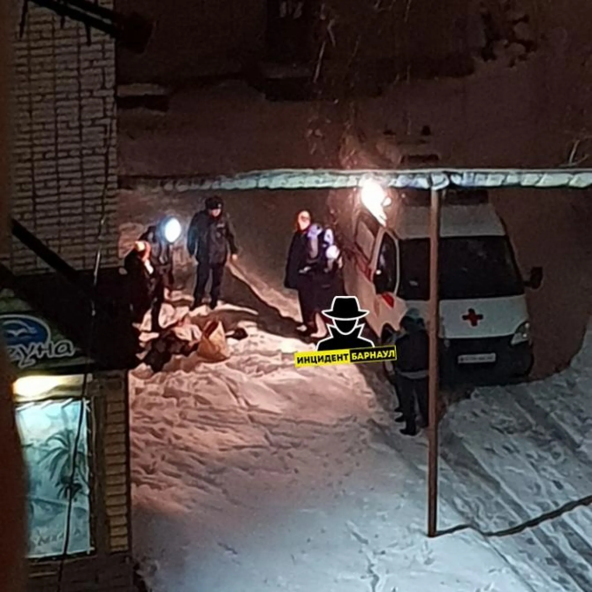 Соцсети: мужчину выкинули из окна многоэтажки в Барнауле