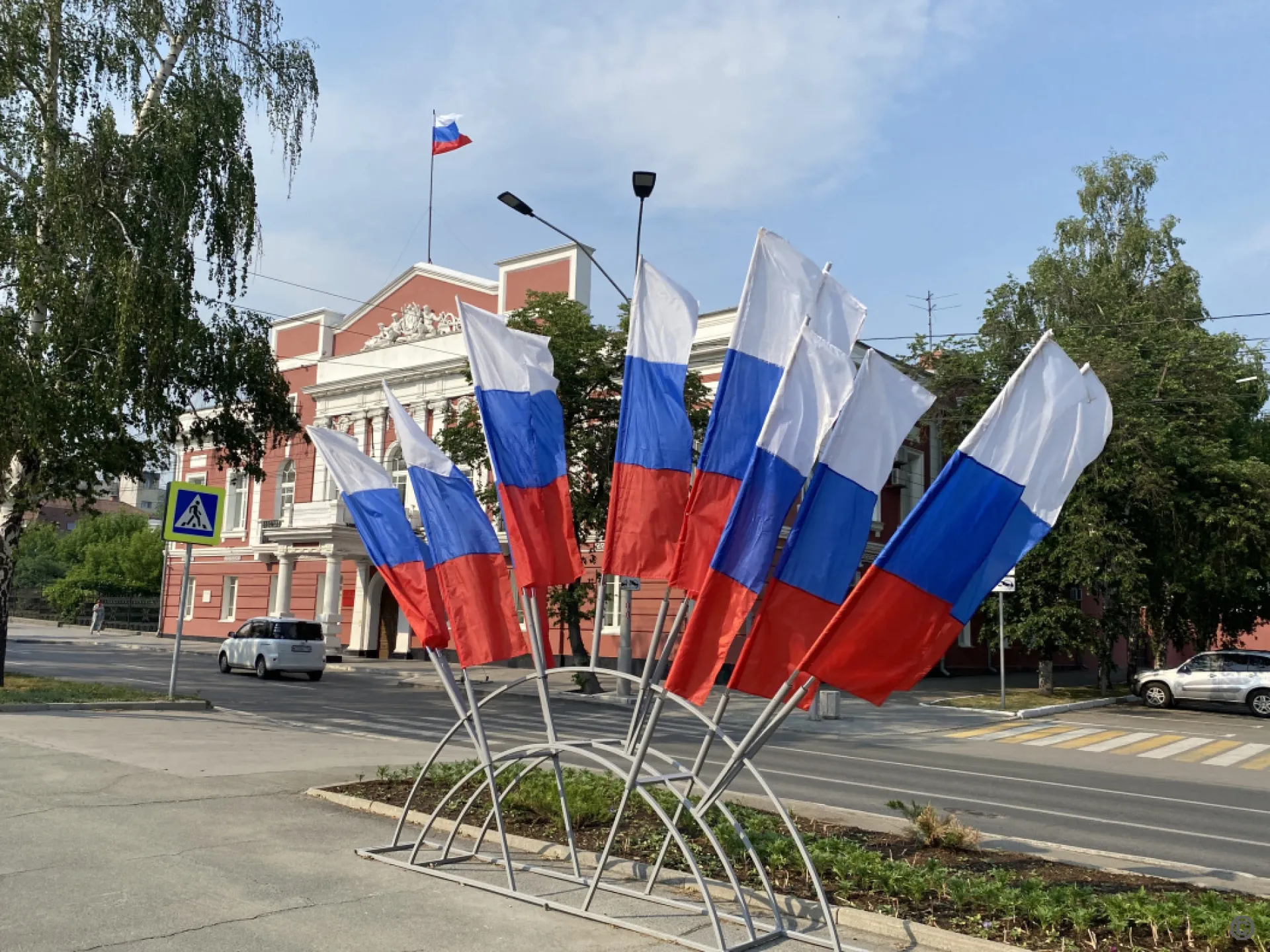 Краевую столицу украсили ко Дню России