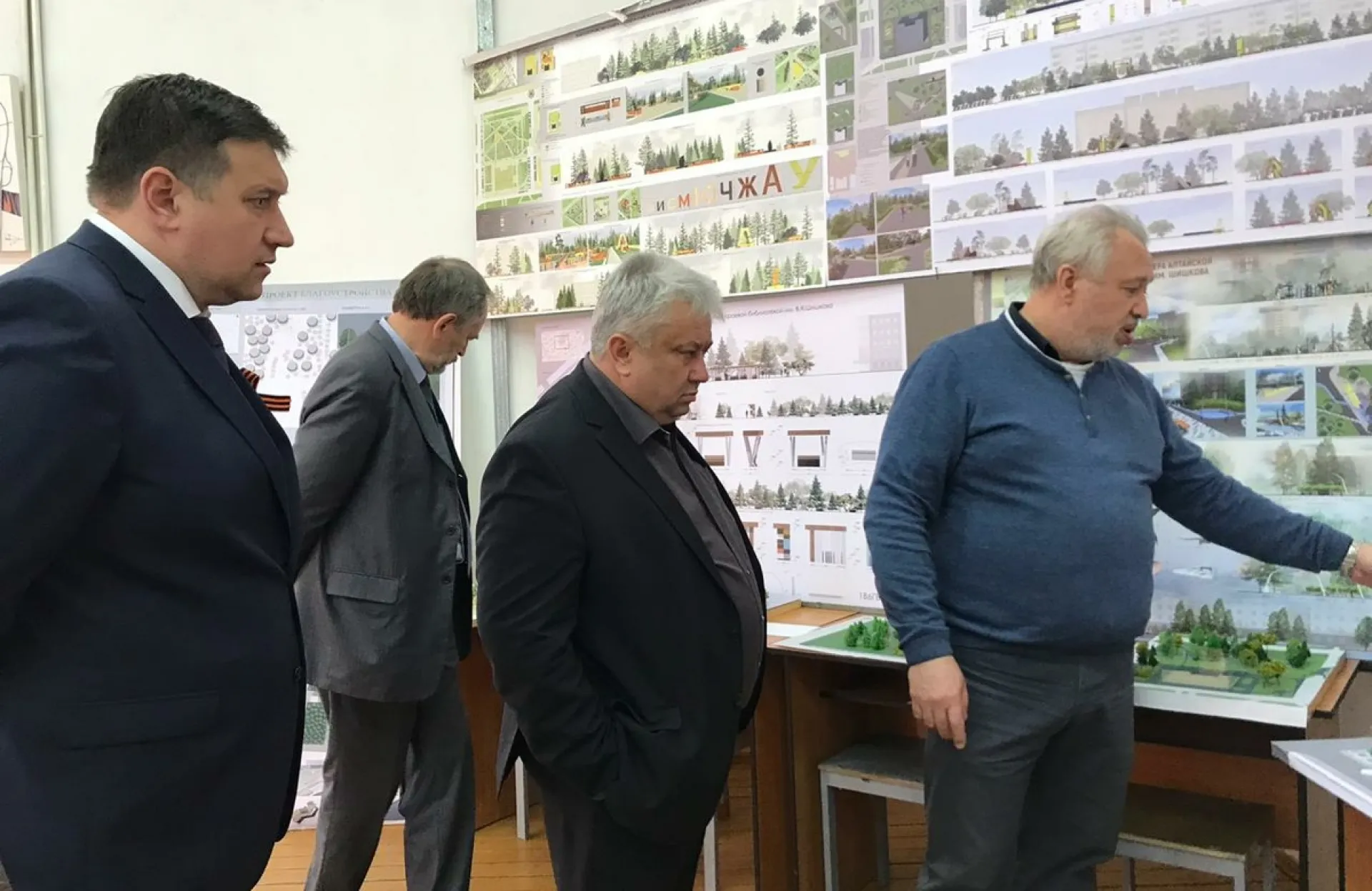 Министр транспорта Алтайского края оценил варианты благоустройства сквера у библиотеки имени Шишкова