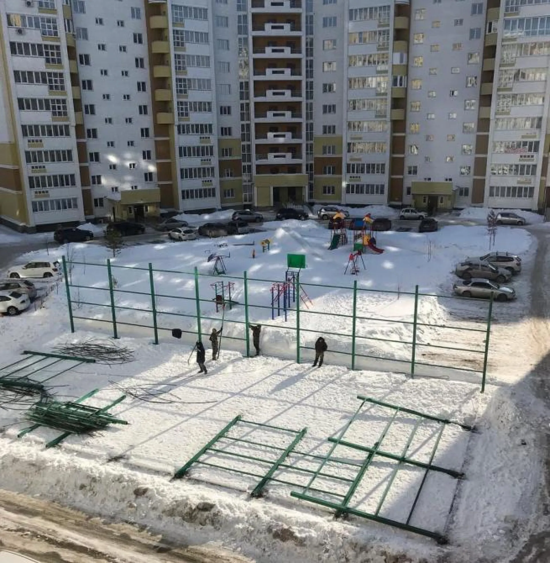 Спортивную площадку снесли из-за заявления жительницы дома в Барнауле