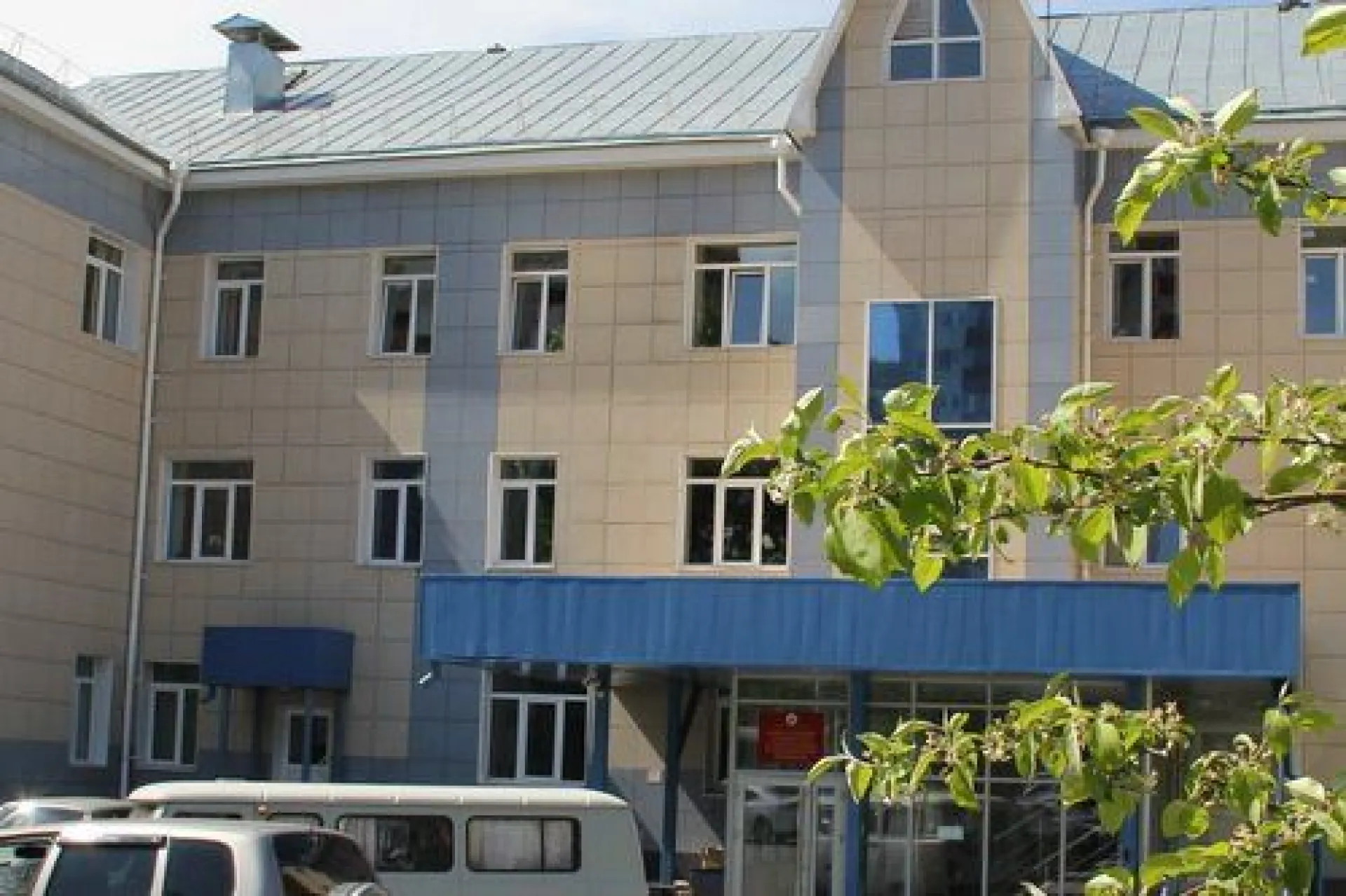 Женщина выпала из окна онкологического диспансера в Барнауле