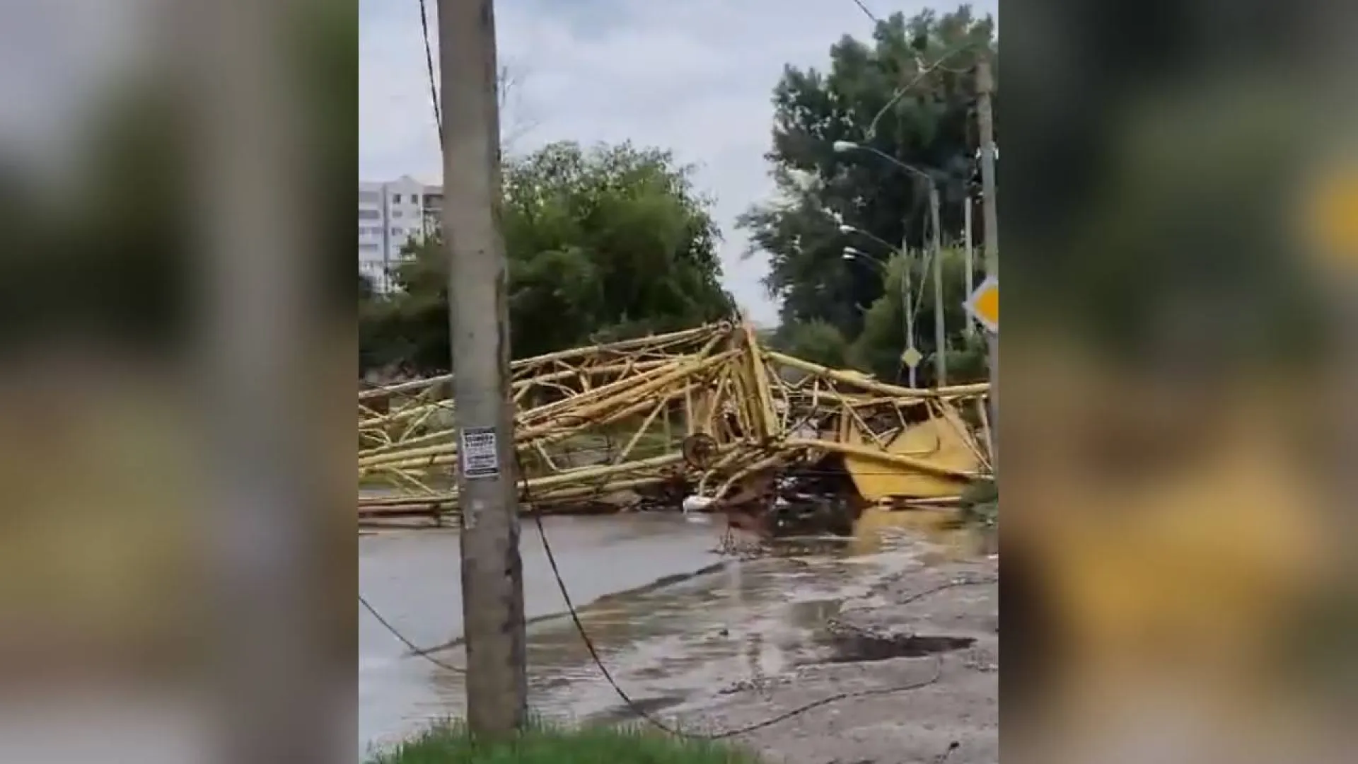 Подъёмный кран упал вследствие урагана в Барнауле Подъёмный кран упал вследствие урагана в Барнауле