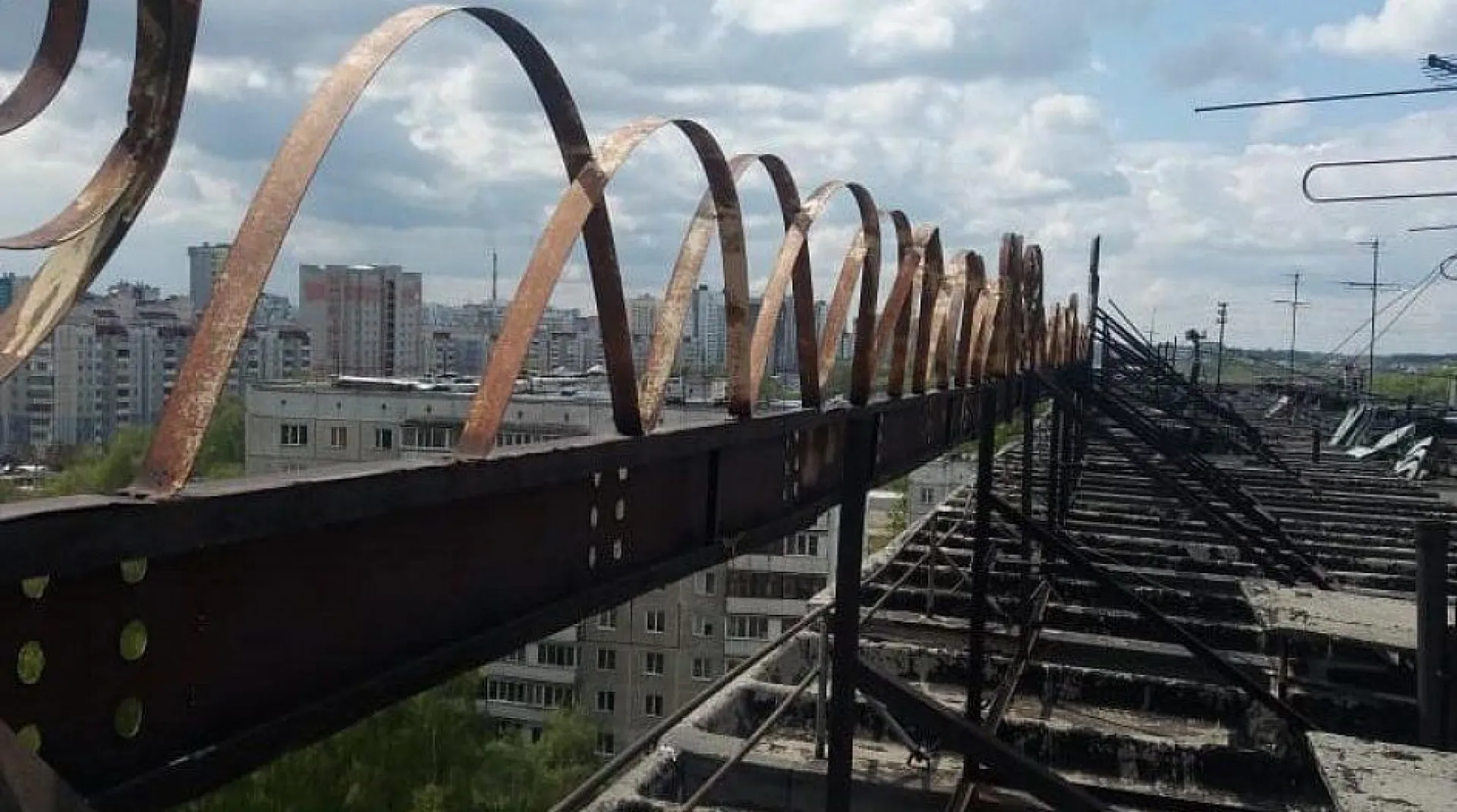 Буквы «Барнаул» убрали с крыши дома на улице Панфиловцев Буквы «Барнаул» убрали с крыши дома на улице Панфиловцев