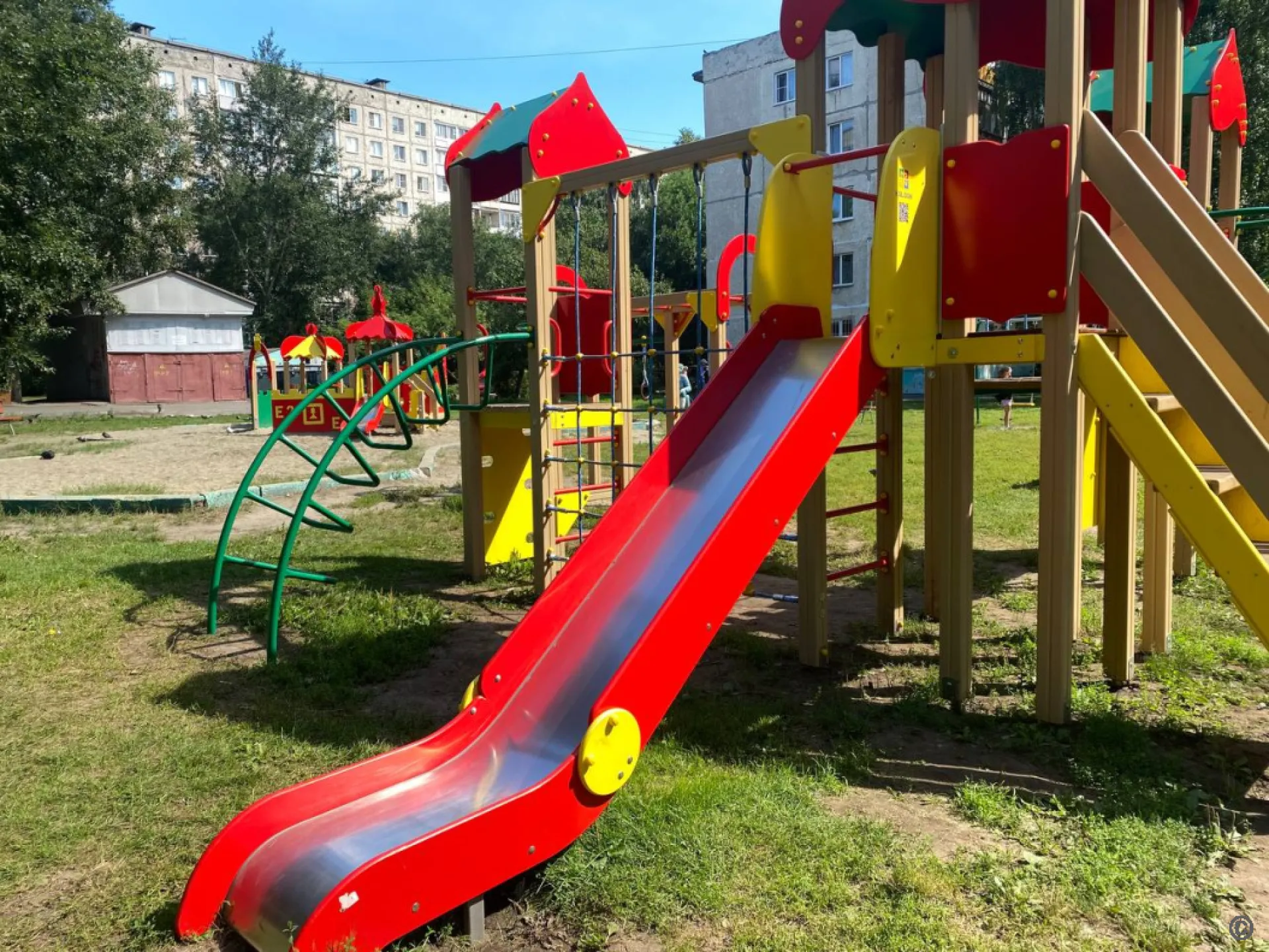 Новые детские площадки появились в 19 дворах Барнаула