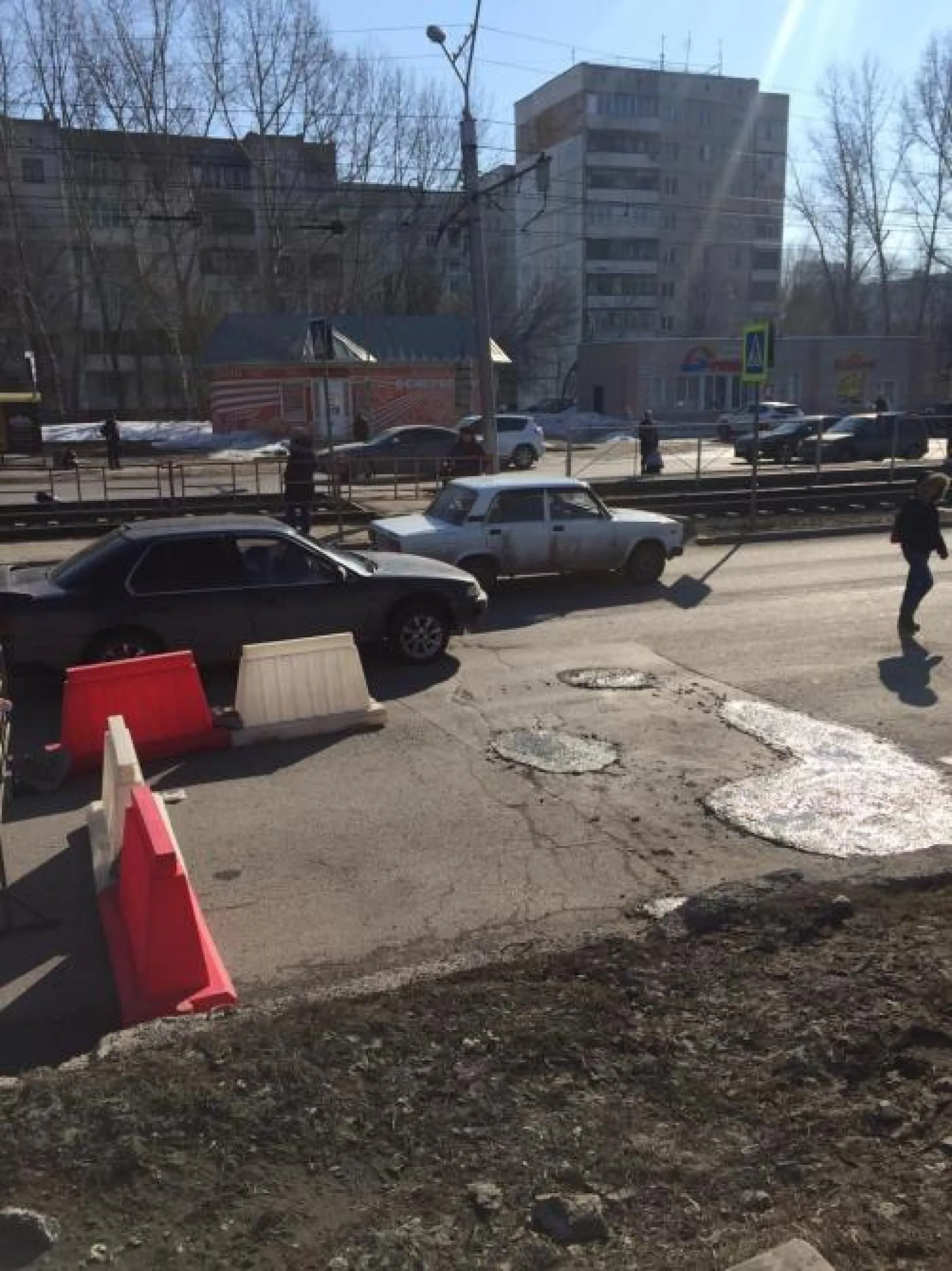 Движение ограничили на участке дороги в Барнауле 