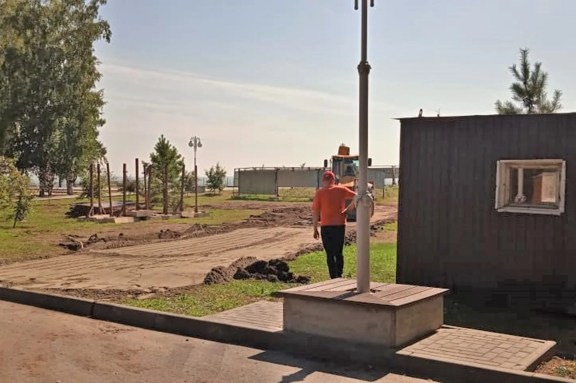 Участок для стелы «Город трудовой доблести» начали подготавливать в Барнауле