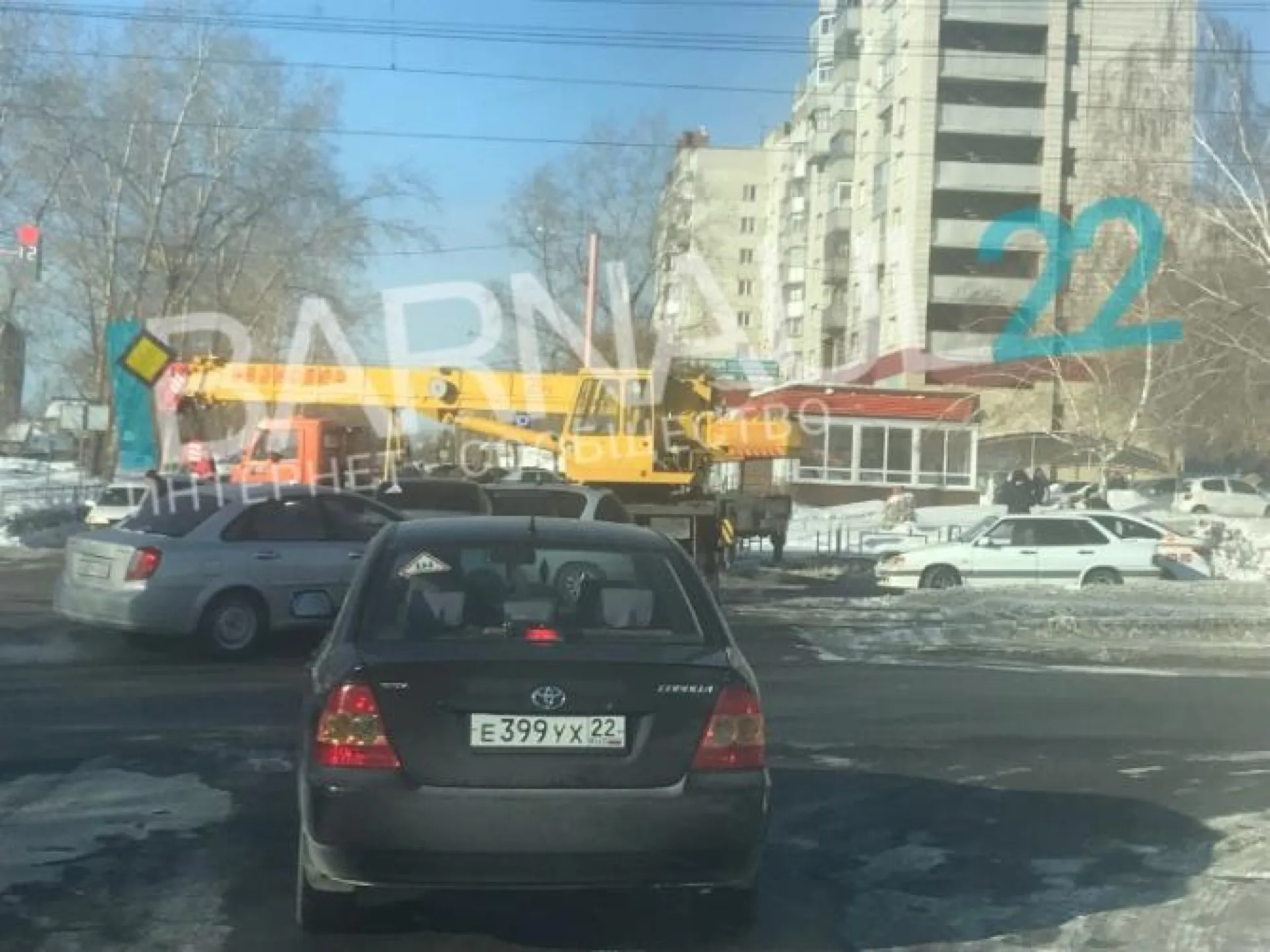 Фото: ВАЗ врезался в автокран в Барнауле