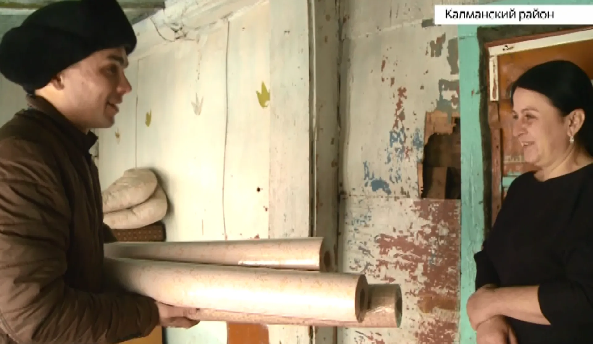 «Могу помочь»: руководитель Алтайского краевого благотворительного фонда «Рука помощи» подарил обои многодетной маме из Шадрино