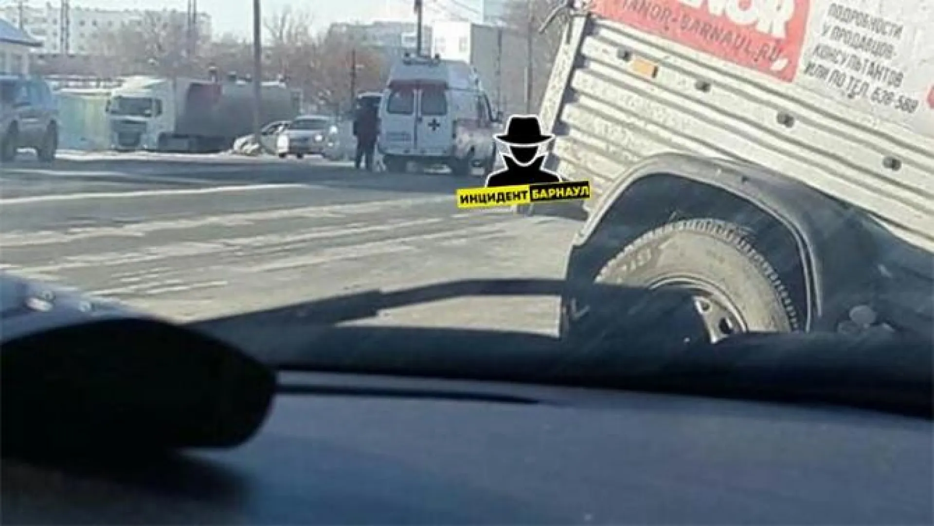 Водитель скорой сбил человека в Барнауле