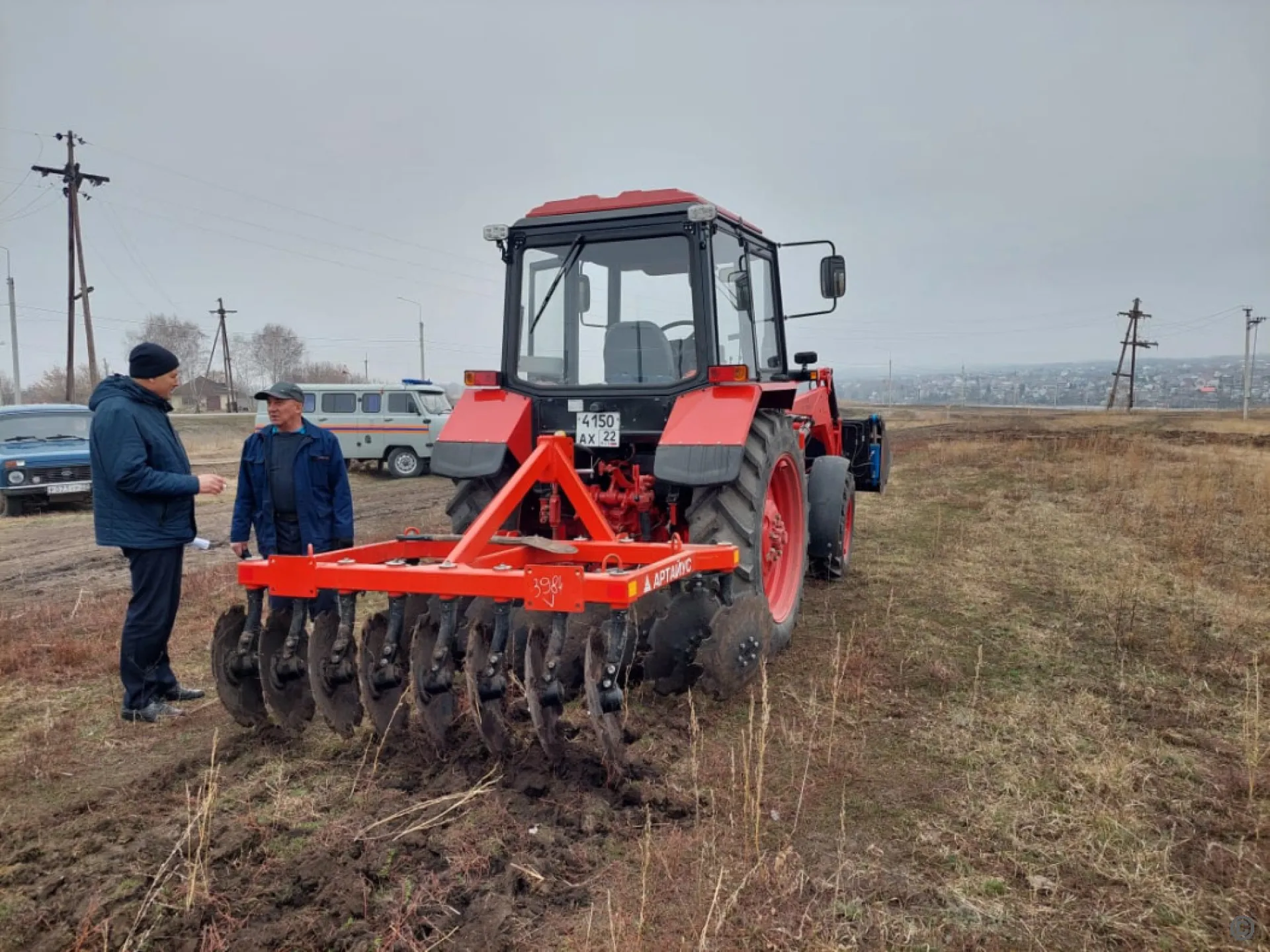 Противопожарную опашку территорий проводят в Барнауле