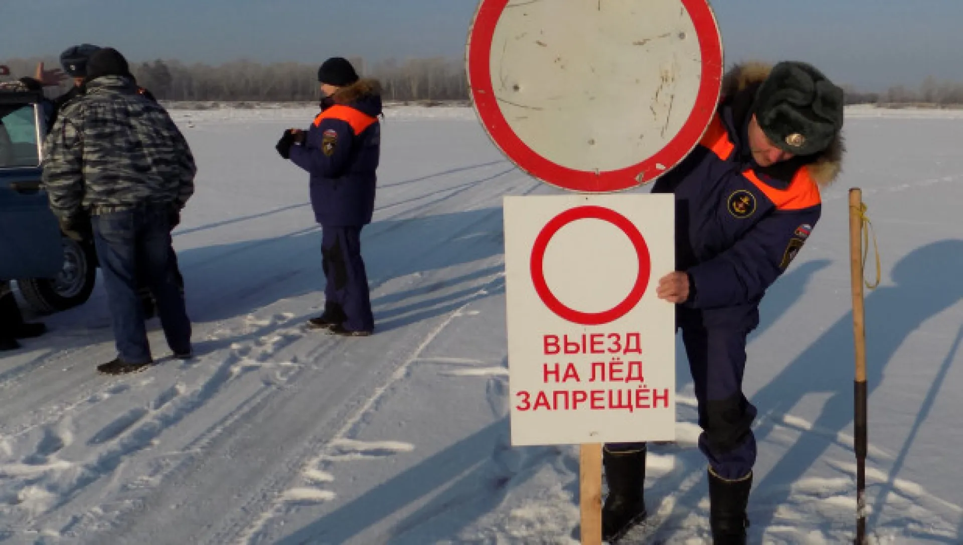 Самоуверенность на льду. В Алтайском крае три машины провалились под лед