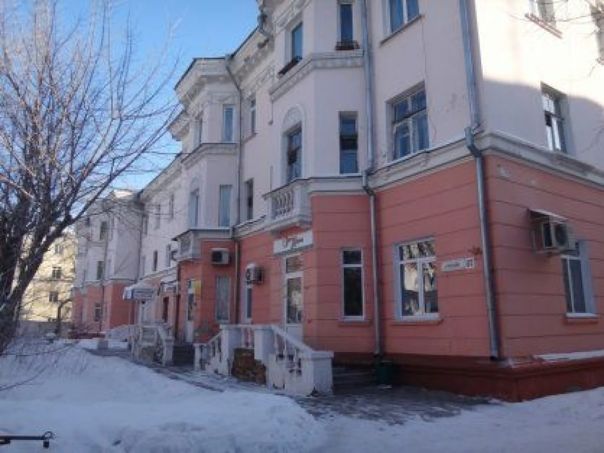 Лёд упал с крыши дома на подростков в Барнауле