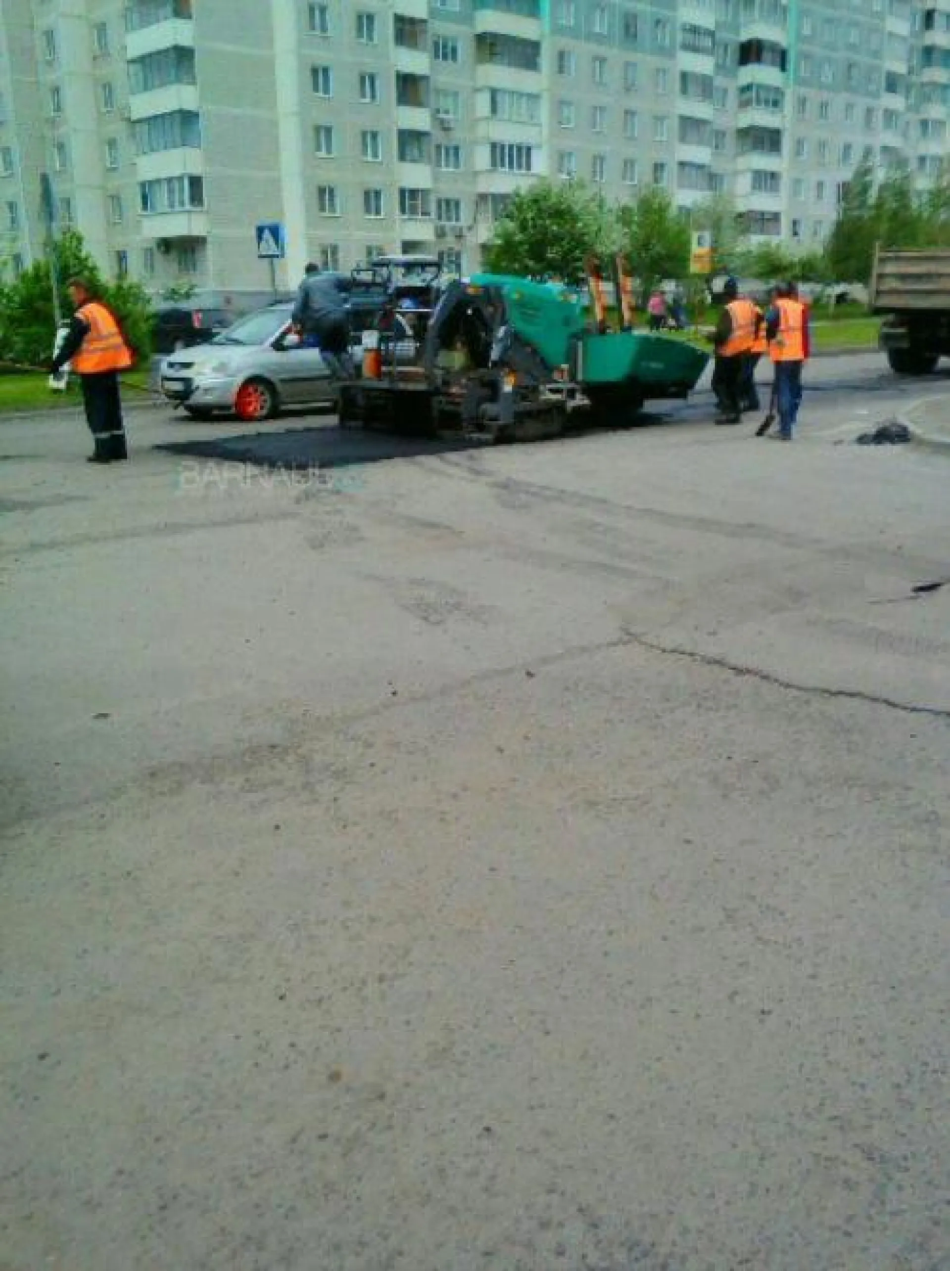 Дорожники укладывают асфальт на Лазурной 