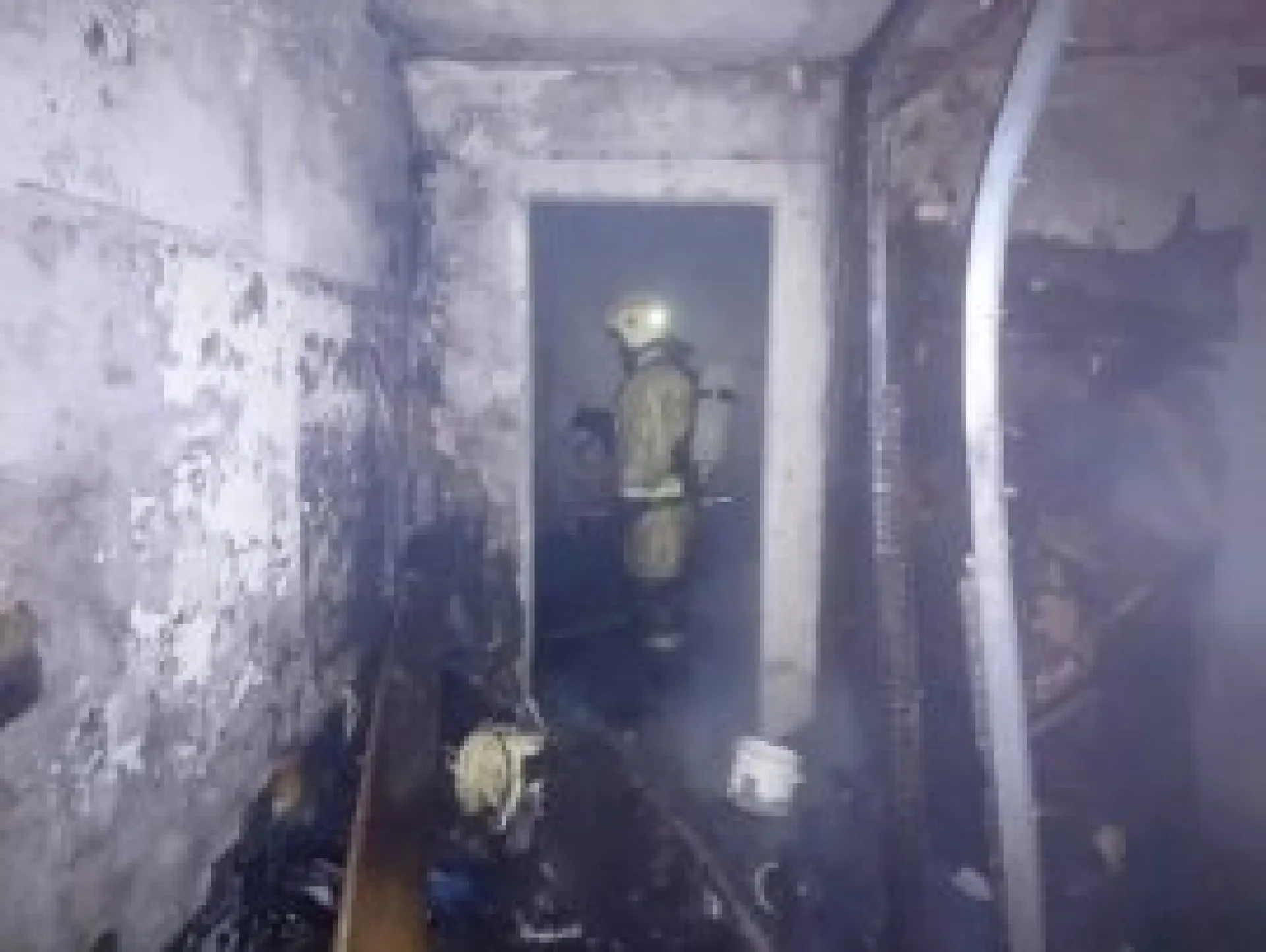 Пожар в многоквартирном доме в Барнауле тушили 37 человек 