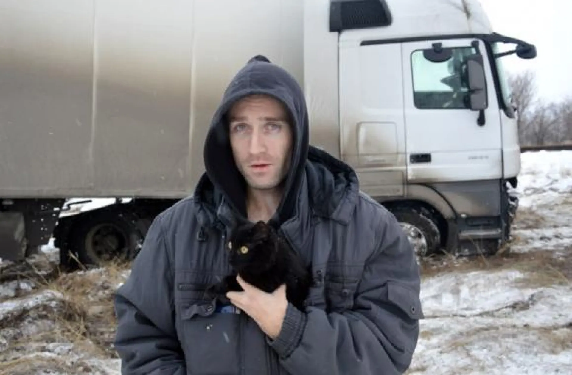 Дальнобойщика с кошкой спасли в Алтайском крае Дальнобойщика с кошкой спасли в Алтайском крае