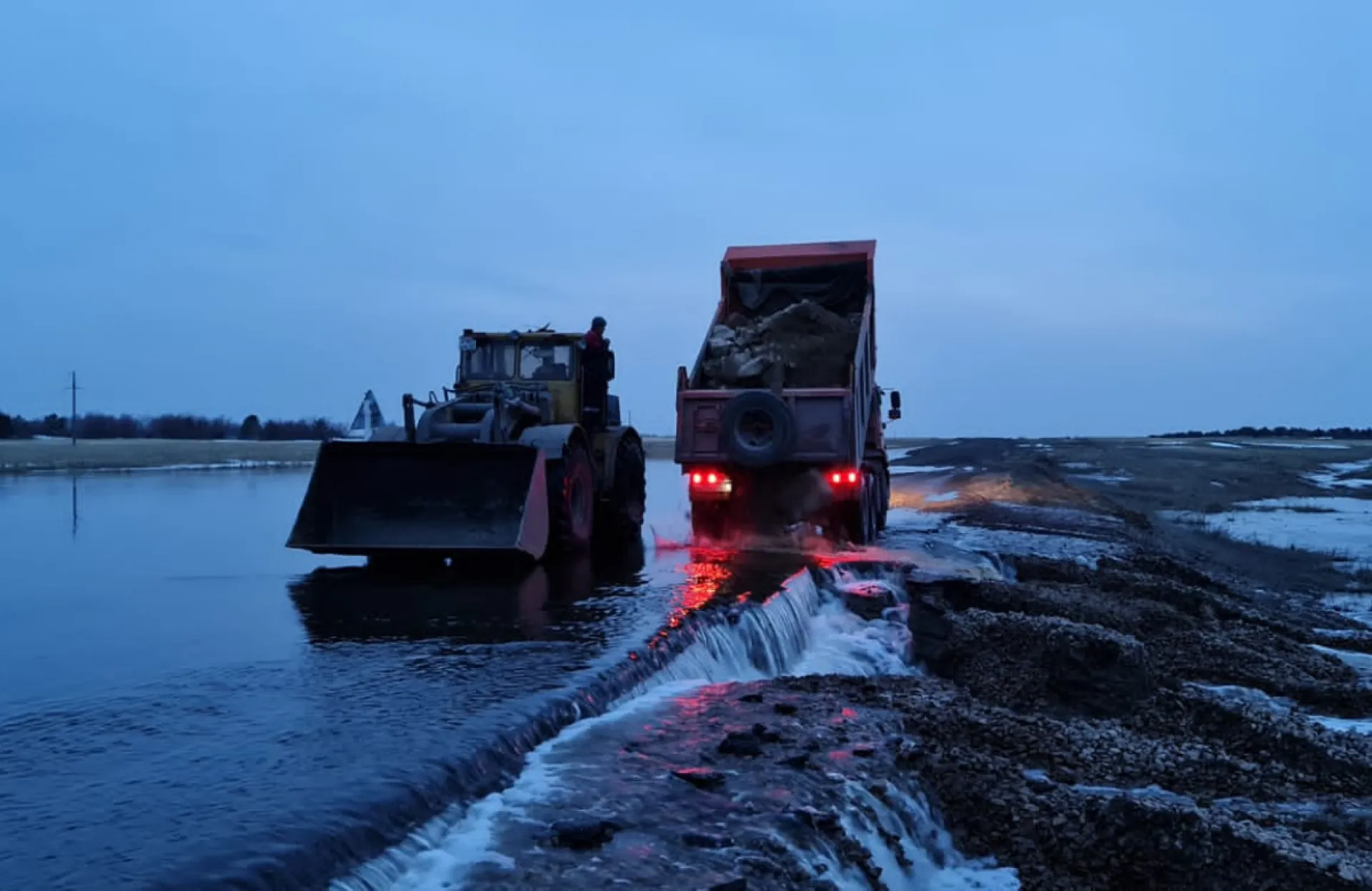В Алтайском крае остаётся закрытой дорога из-за паводковых вод