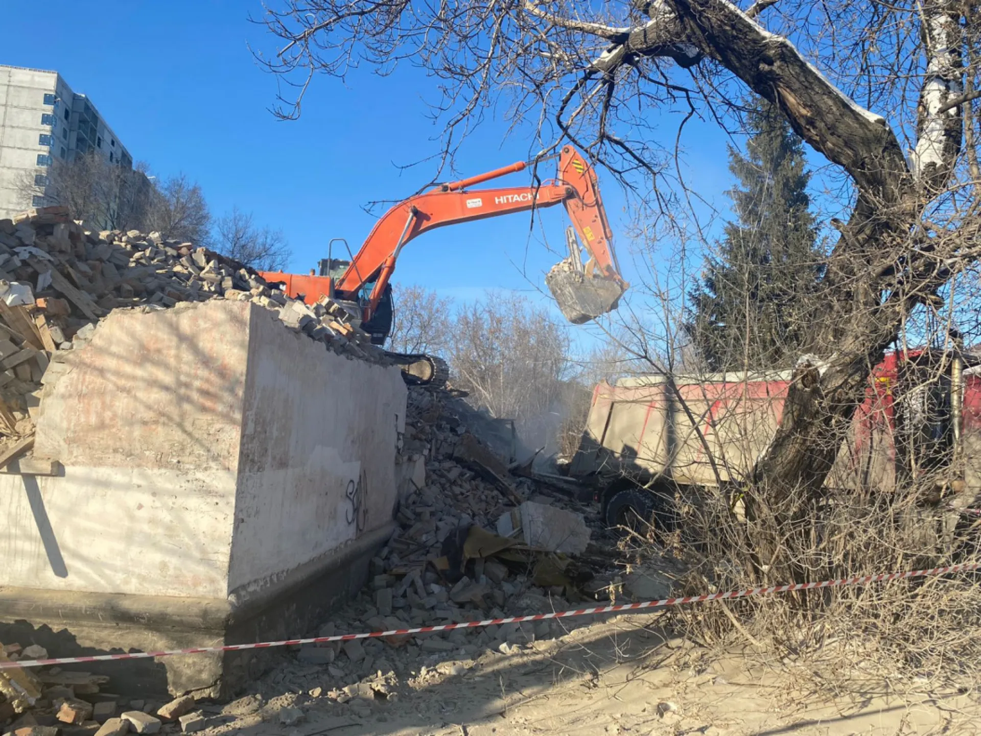 Аварийный дом на улице Кутузова начали сносить в Барнауле