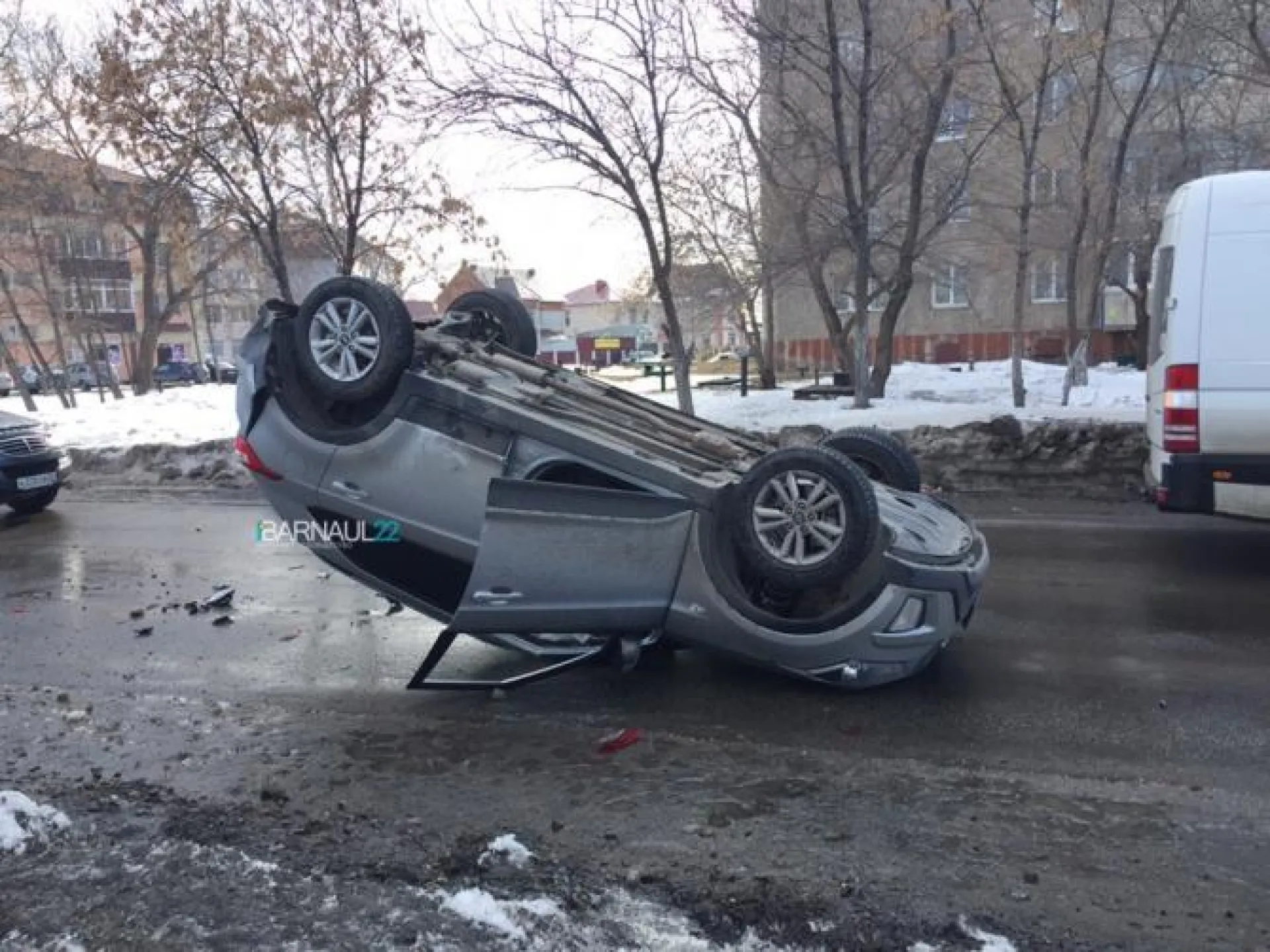 Фото: иномарка перевернулась на крышу после ДТП в Барнауле