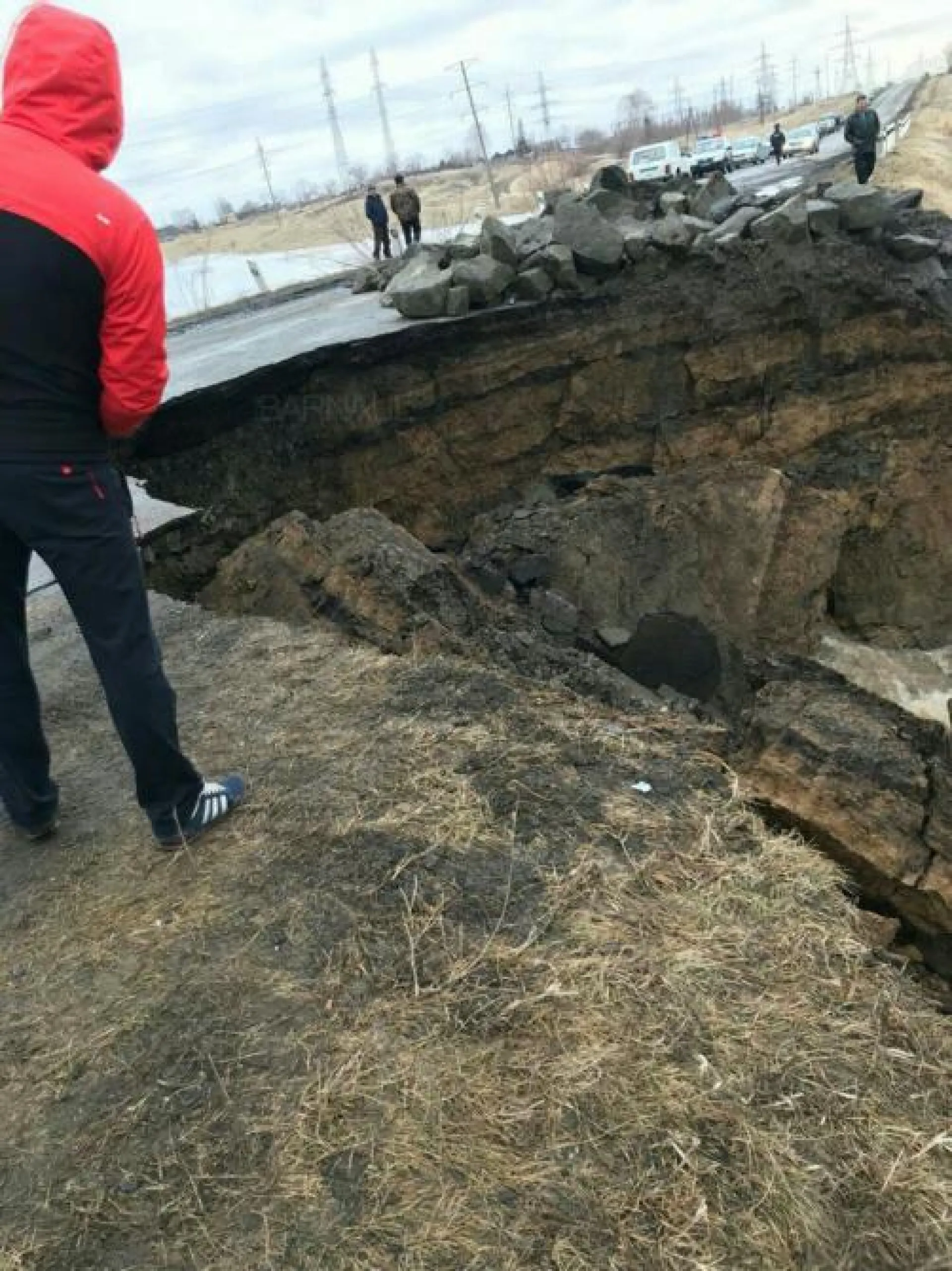 Обрыв образовался на месте одной из алтайских трасс