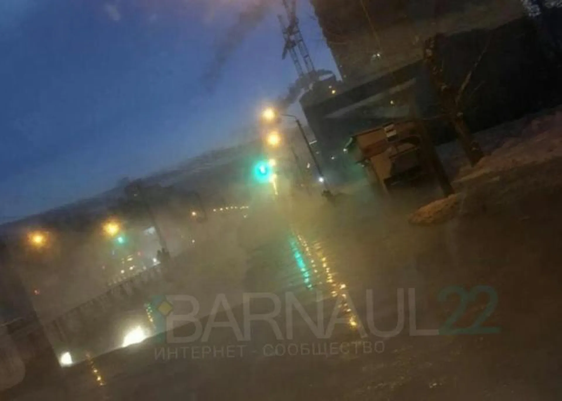 Мороз и потоп: улицы превратились в каток из-за прорыва трубы в центре Барнаула Мороз и потоп: улицы превратились в каток из-за прорыва трубы в центре Барнаула
