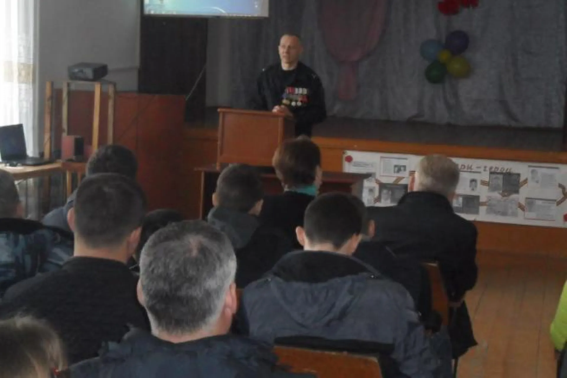 Полицейские в Алтайском крае провели профилактическую беседу со школьниками Полицейские в Алтайском крае провели профилактическую беседу со школьниками