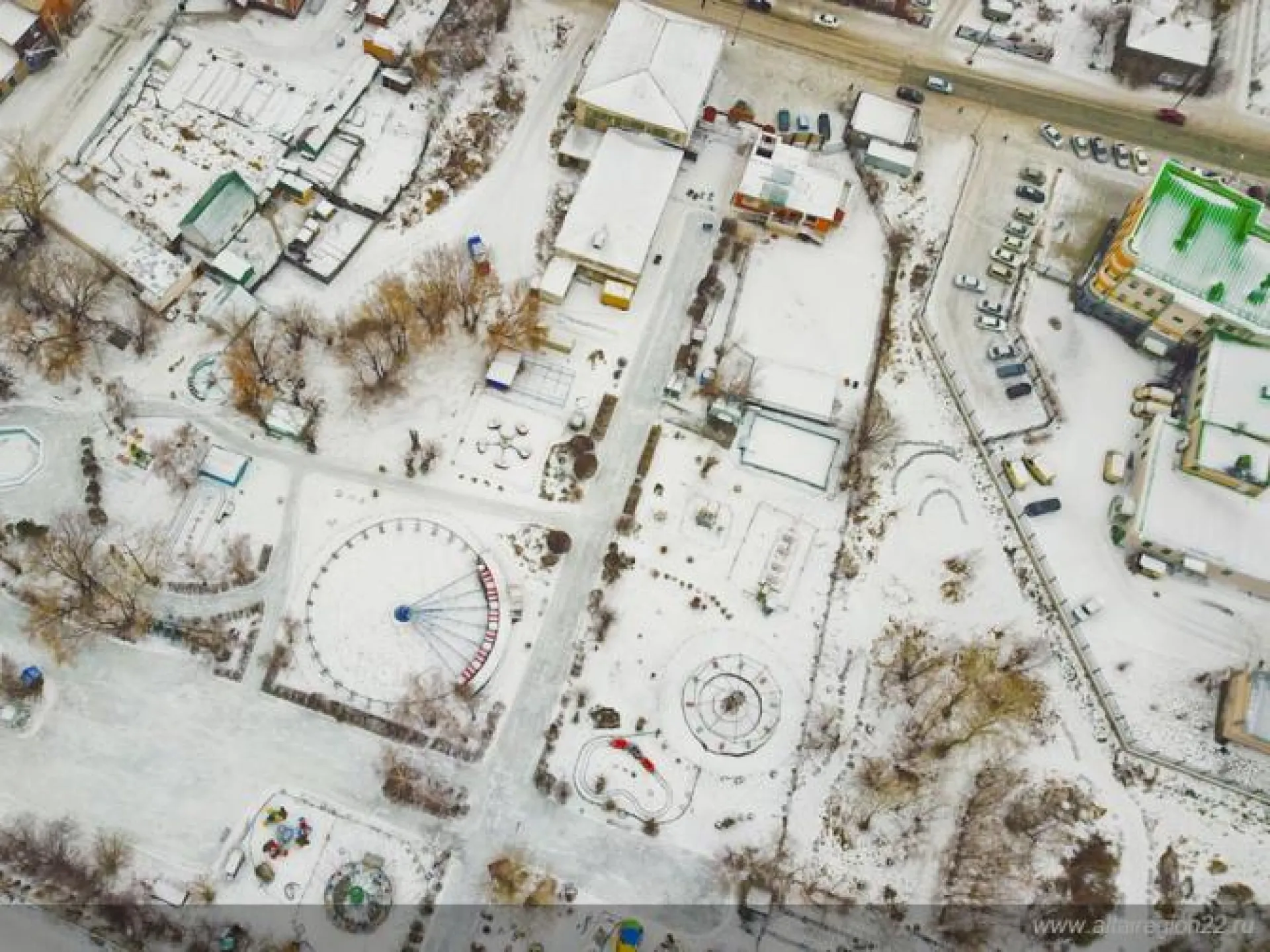 Городской парк превратили в необычный каток в Камне-на-Оби