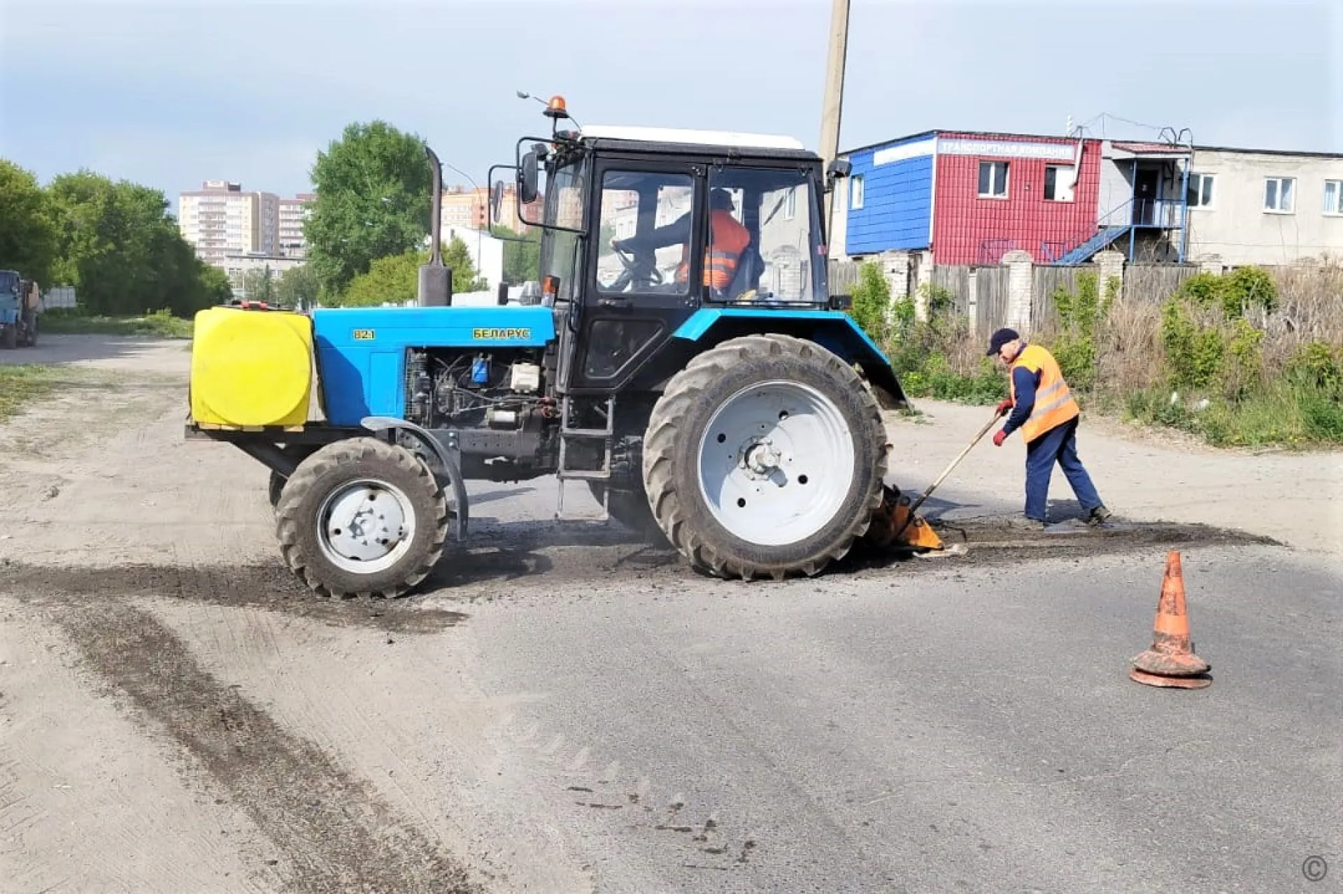 Более 11 тысяч квадратных метров дорог и тротуаров заасфальтировали в Барнауле