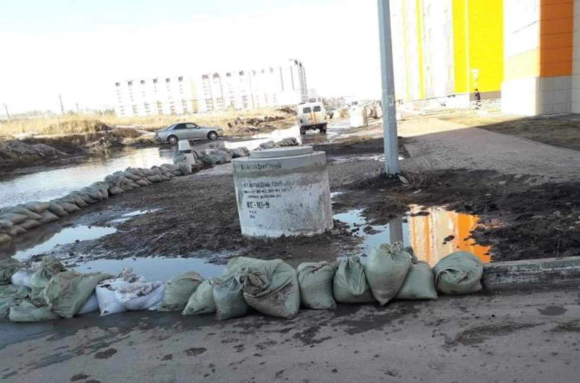 Управляющие компании борются с паводковыми водами в районе новостроек в Барнауле