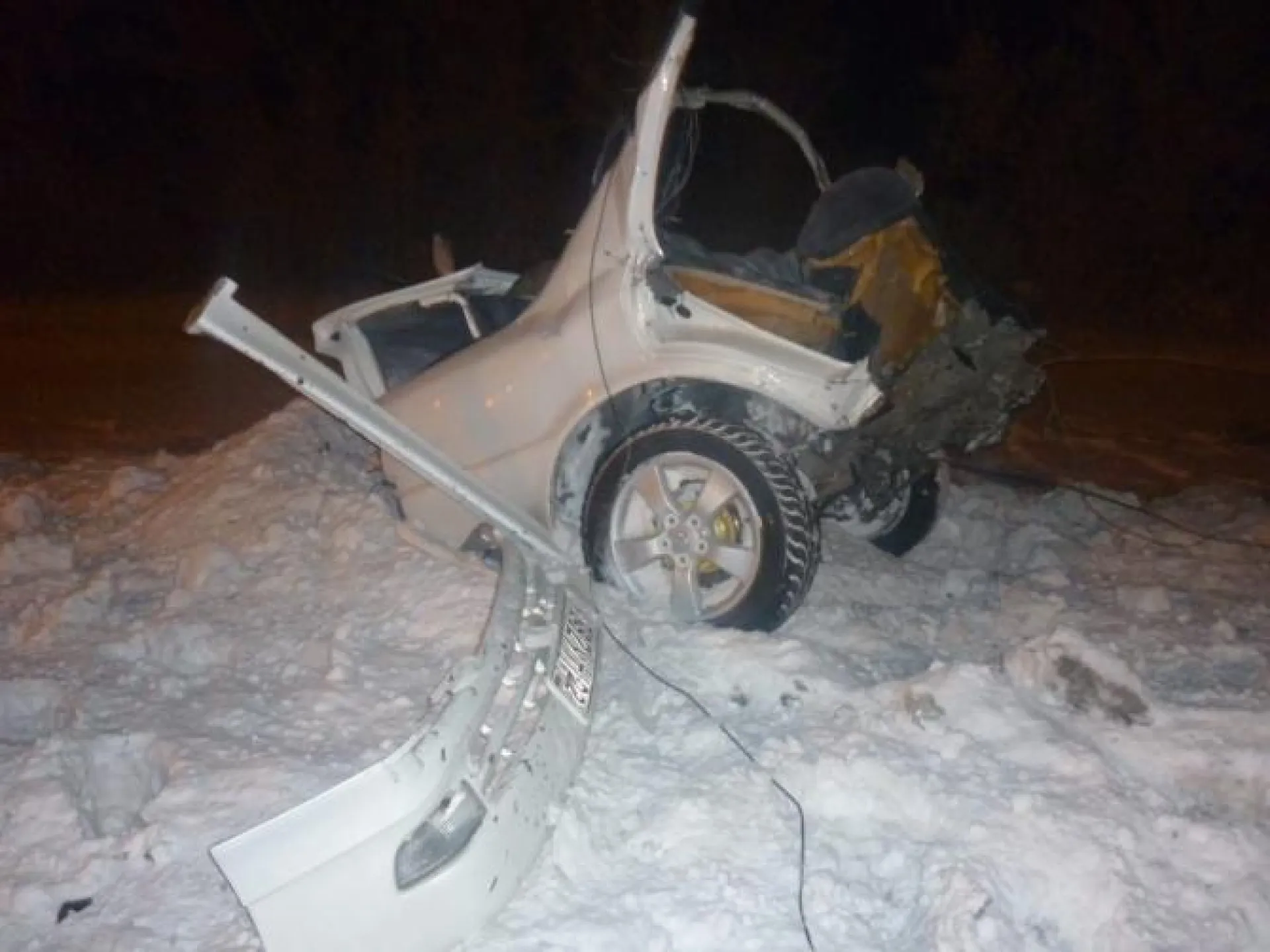 Автомобиль разорвало пополам в Бийске Автомобиль разорвало пополам в Бийске