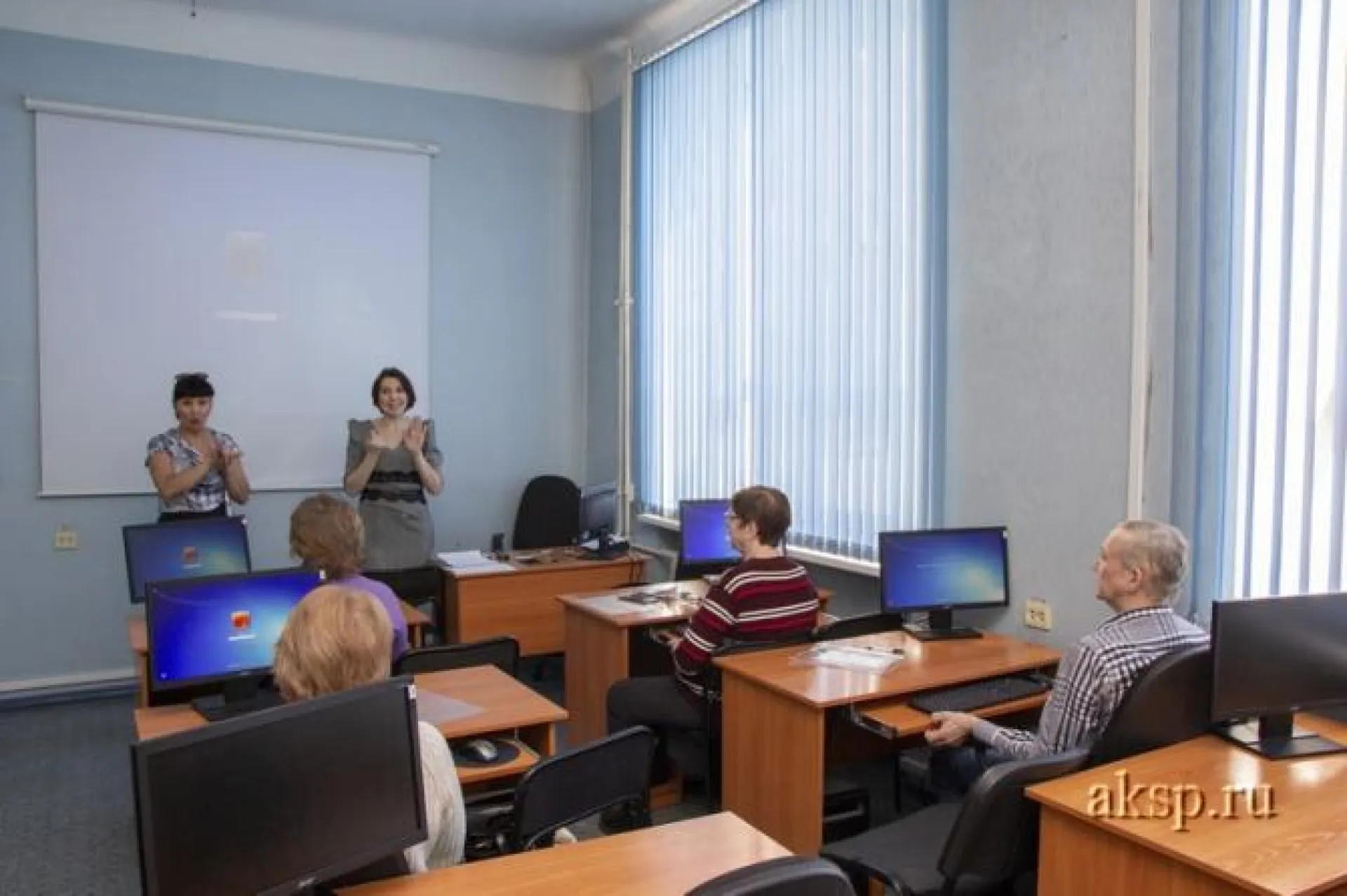 Инвалидов по слуху обучают работе на компьютере в Барнауле