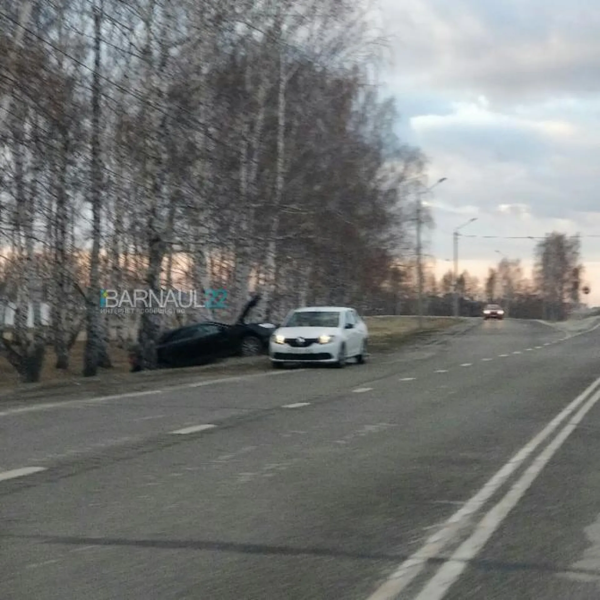 Автомобиль снёс столб в Барнауле Автомобиль снёс столб в Барнауле